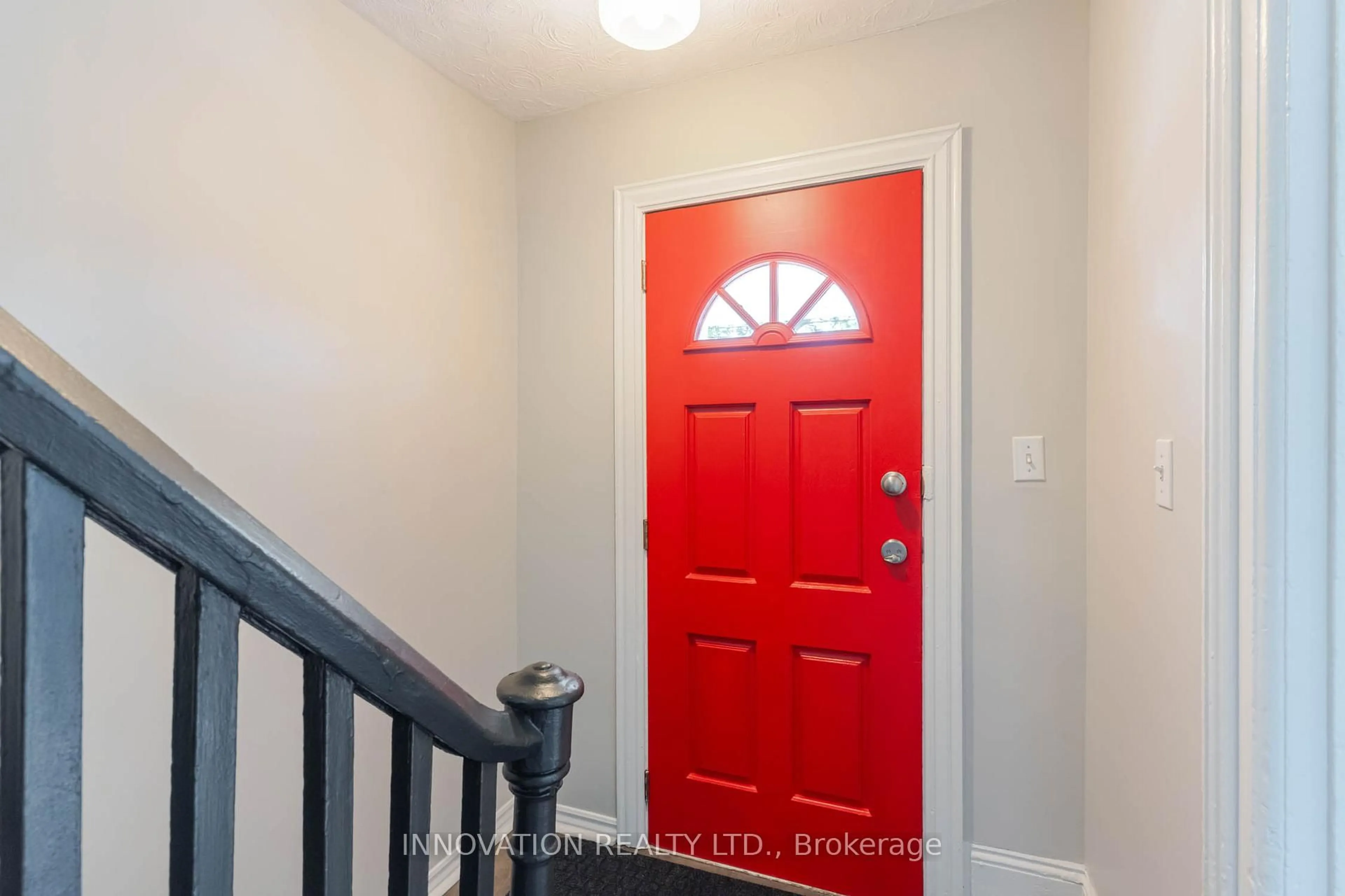 Indoor entryway for 106 James St, Brockville Ontario K6V 1K8