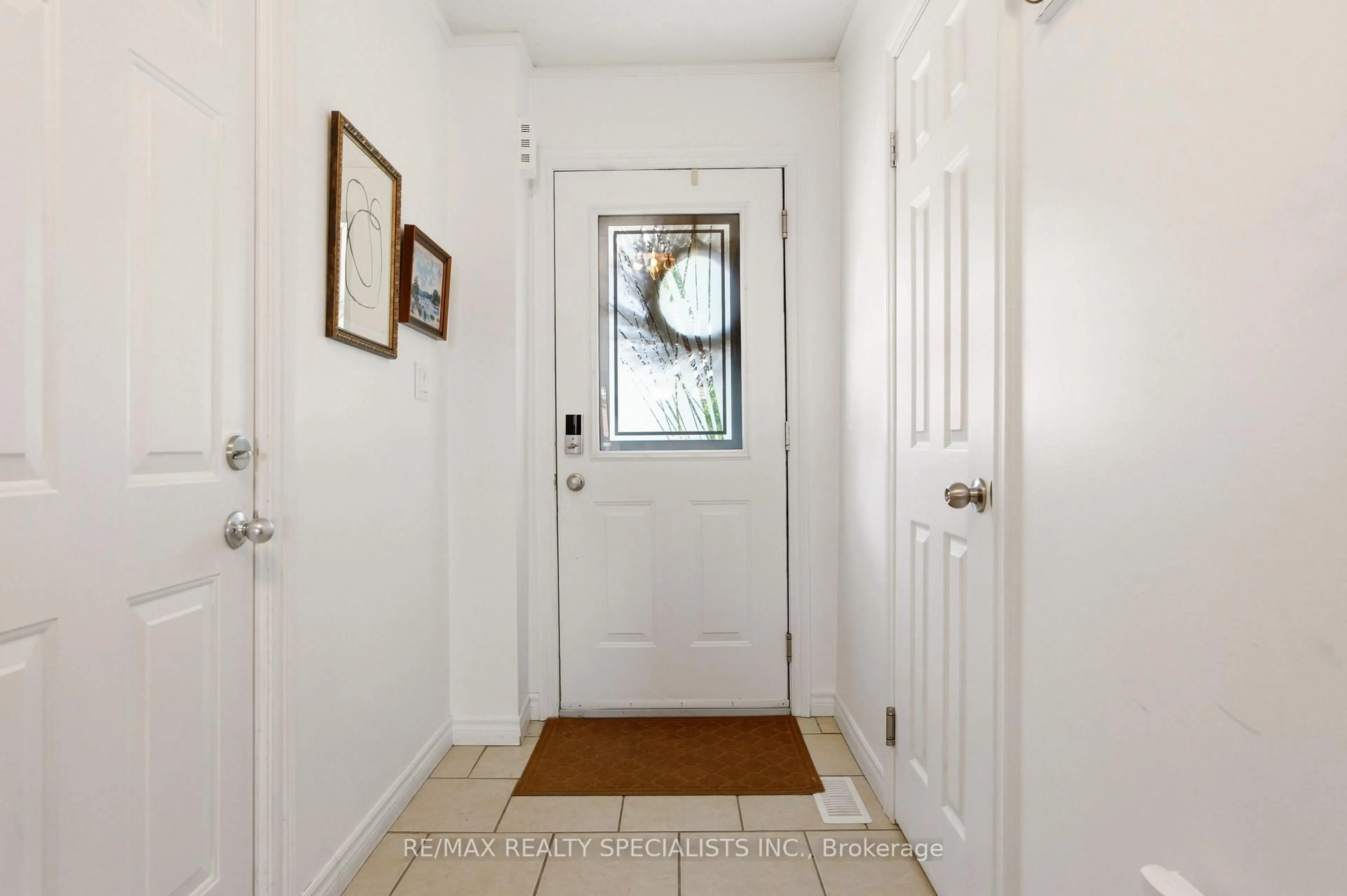 Indoor entryway for 39 Pinewoods Dr #10, Hamilton Ontario L8J 3Z4