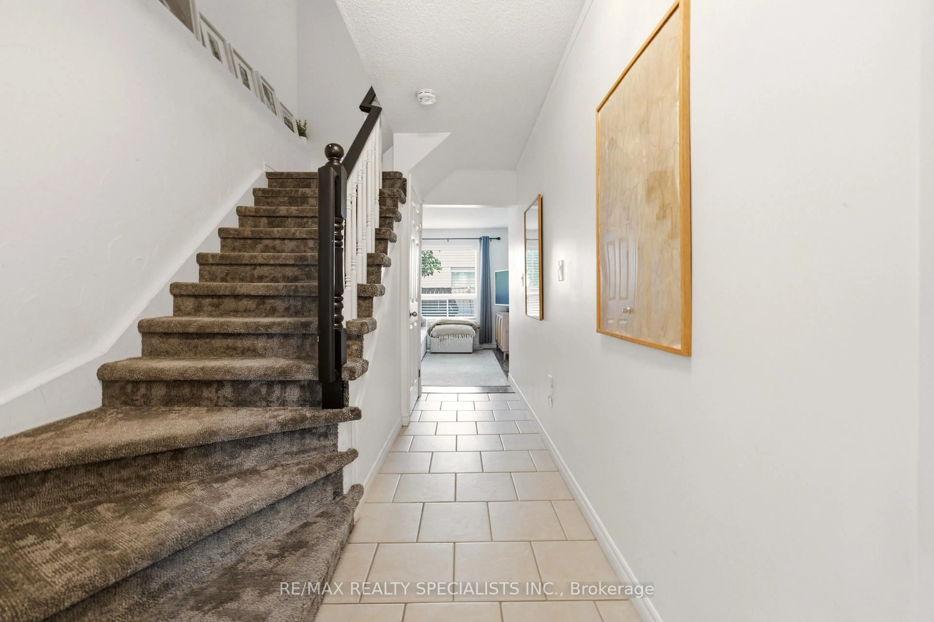 Indoor foyer for 39 Pinewoods Dr #10, Hamilton Ontario L8J 3Z4