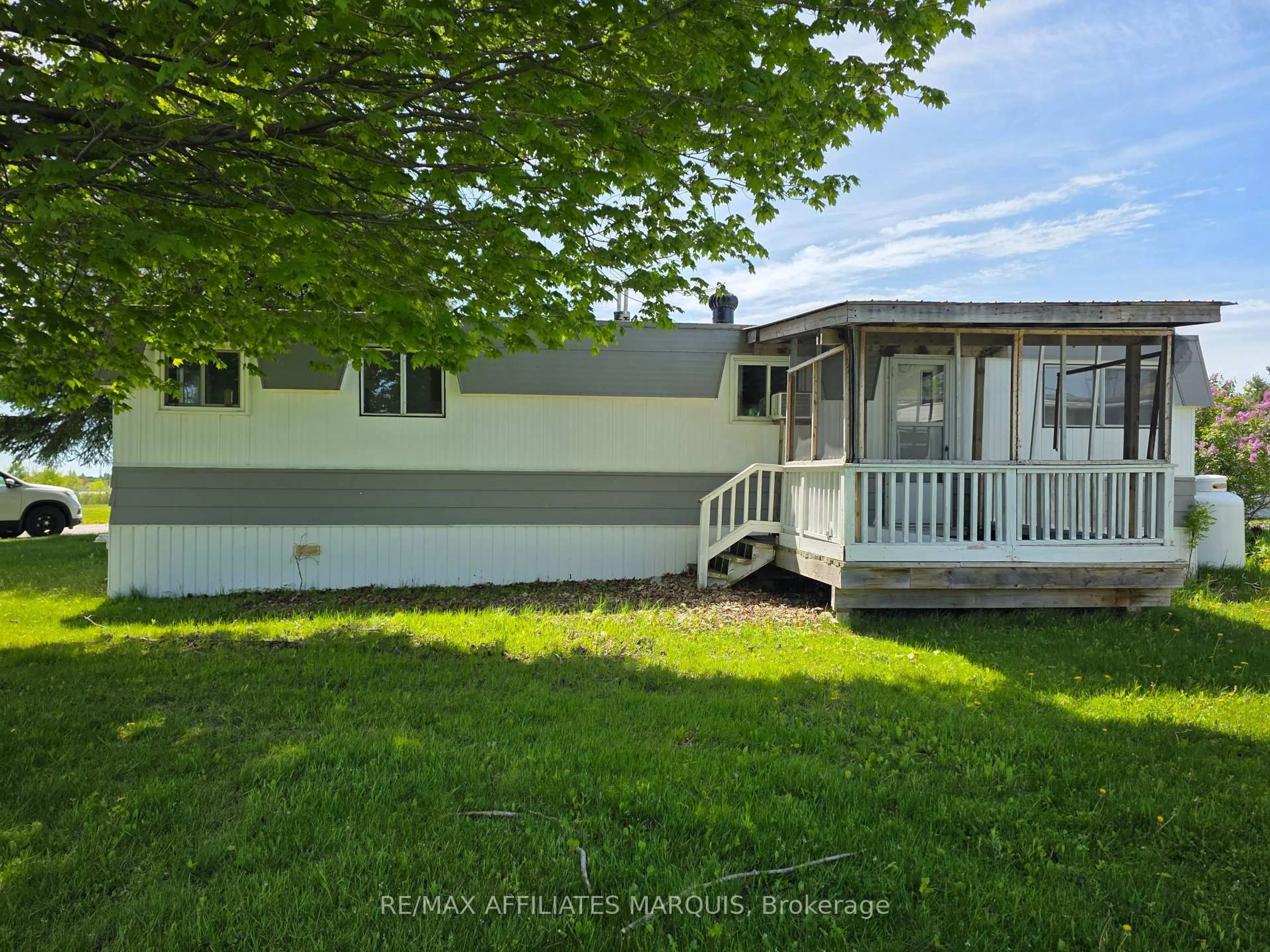 A pic from outside/outdoor area/front of a property/back of a property/a pic from drone, unknown for 202 Jack St, Smiths Falls Ontario K7A 4S4