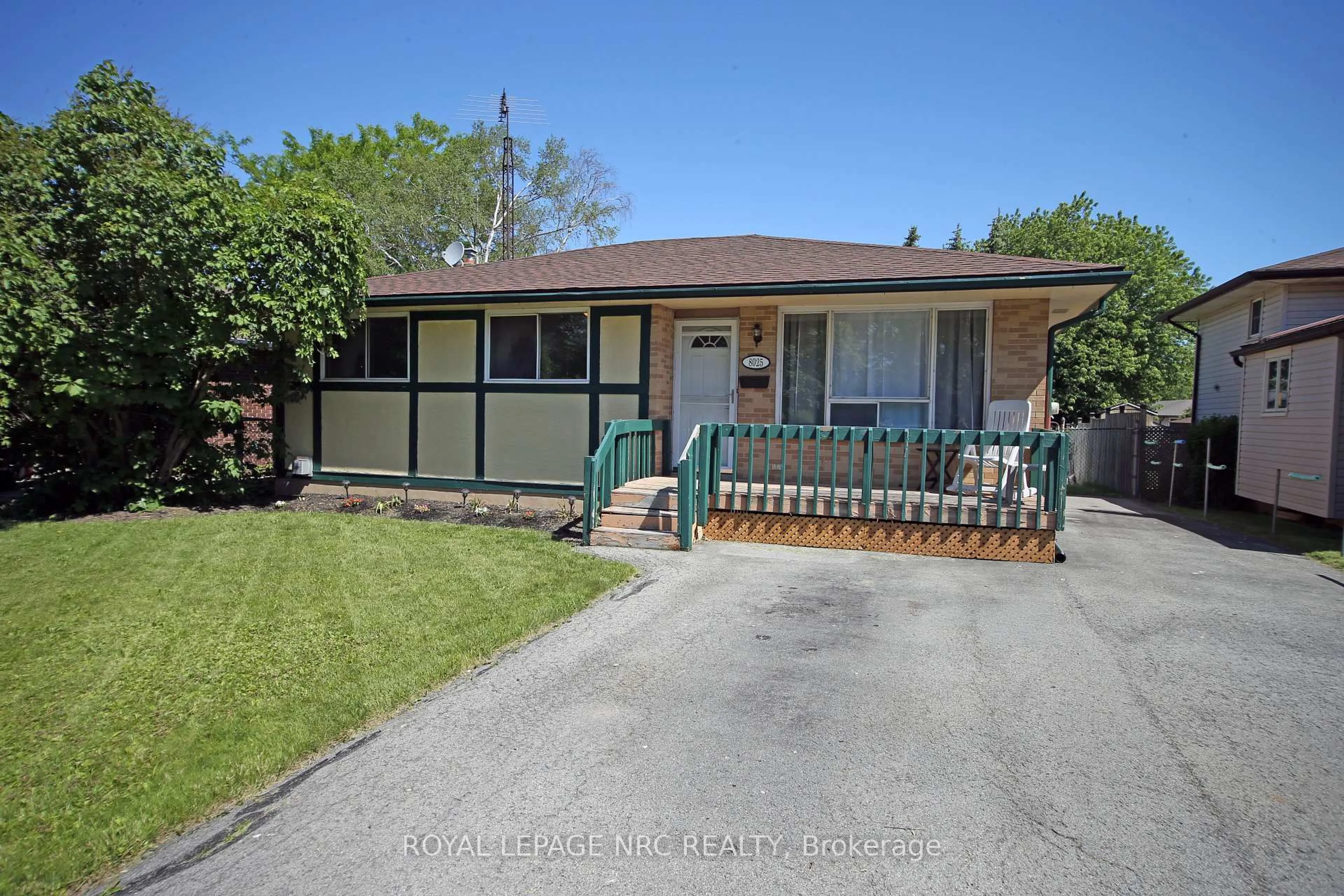 Home with vinyl exterior material, street for 8025 Thorton St, Niagara Falls Ontario L2H 2C2