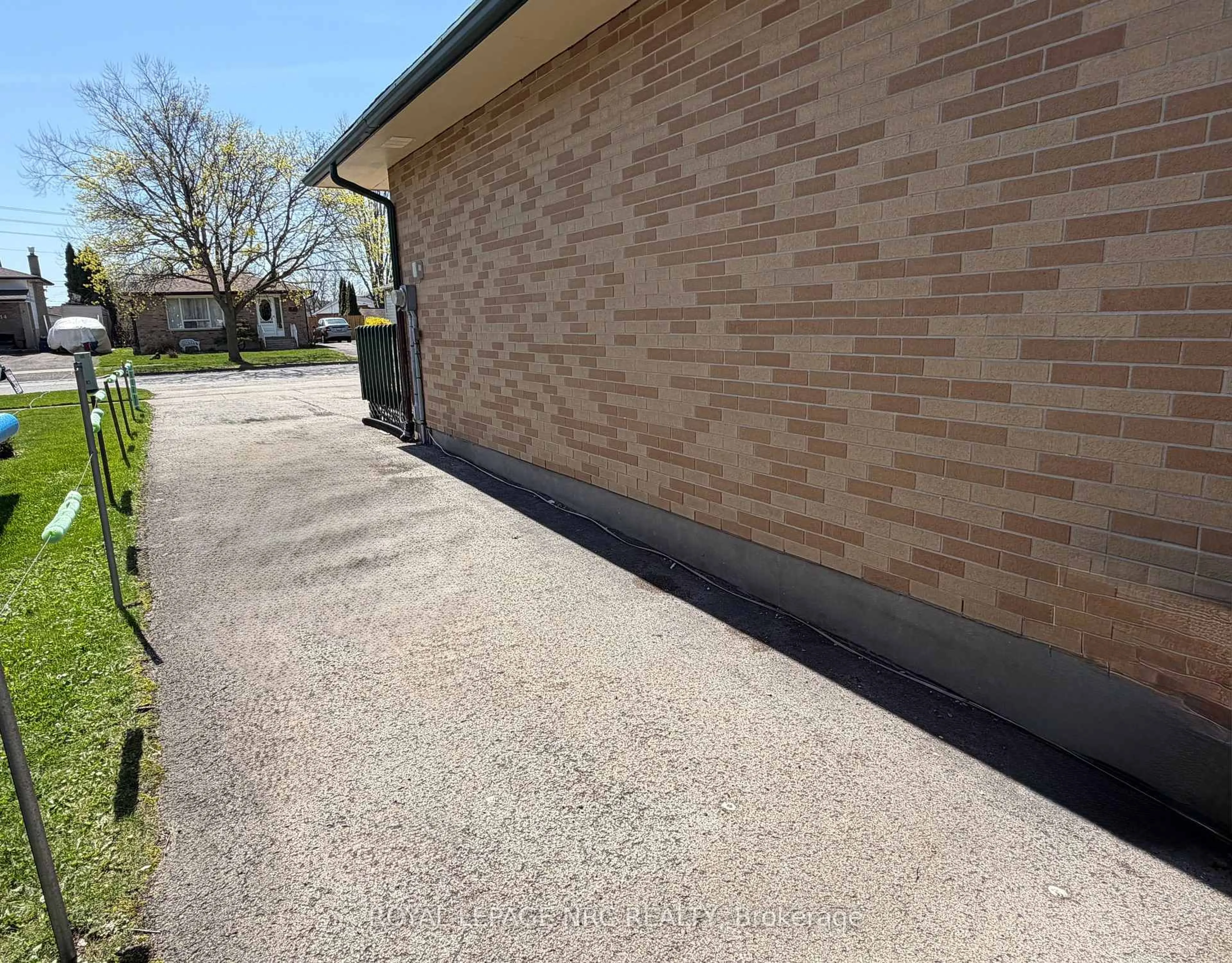 Unknown for 8025 Thorton St, Niagara Falls Ontario L2H 2C2