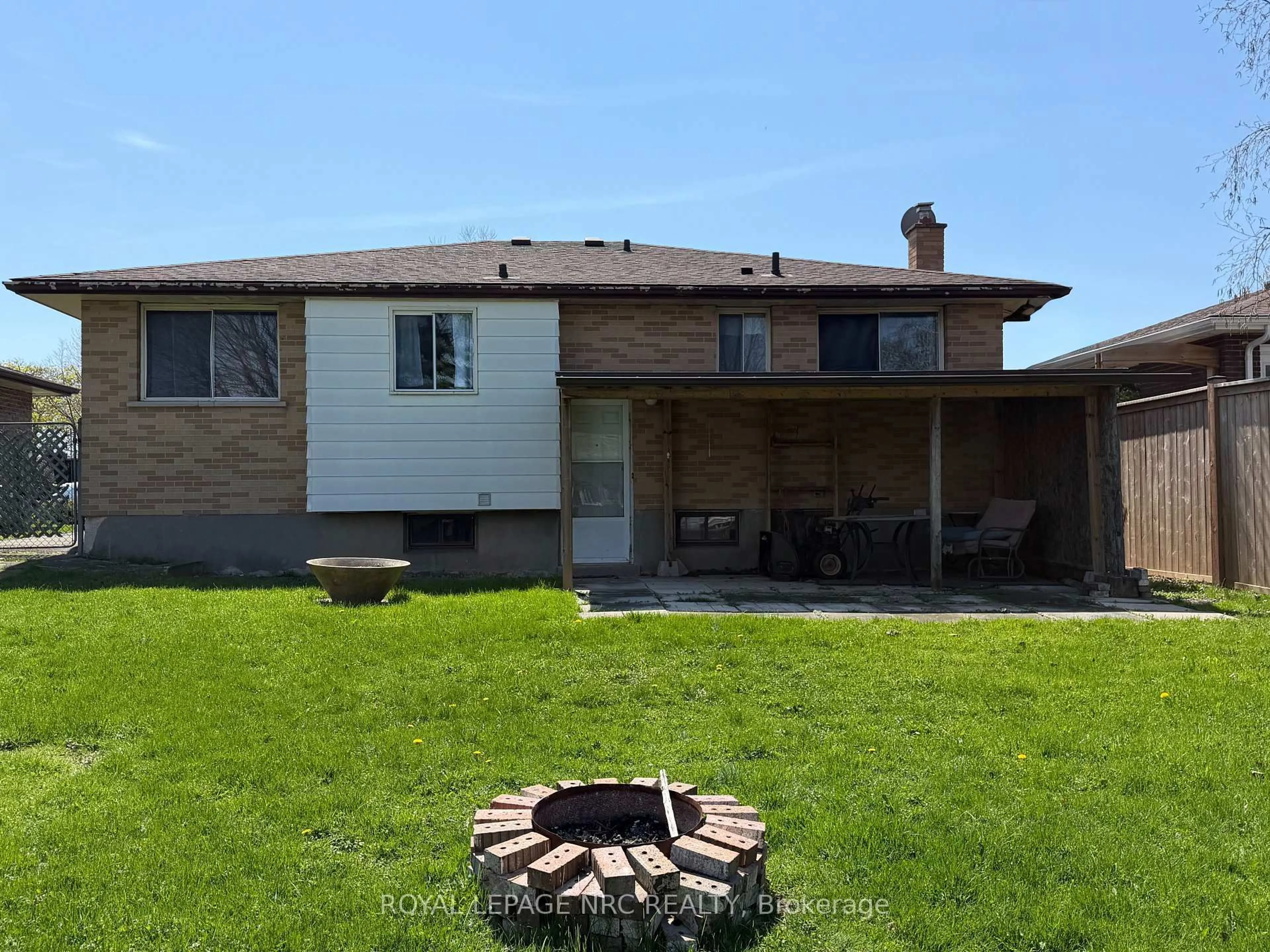 Unknown for 8025 Thorton St, Niagara Falls Ontario L2H 2C2