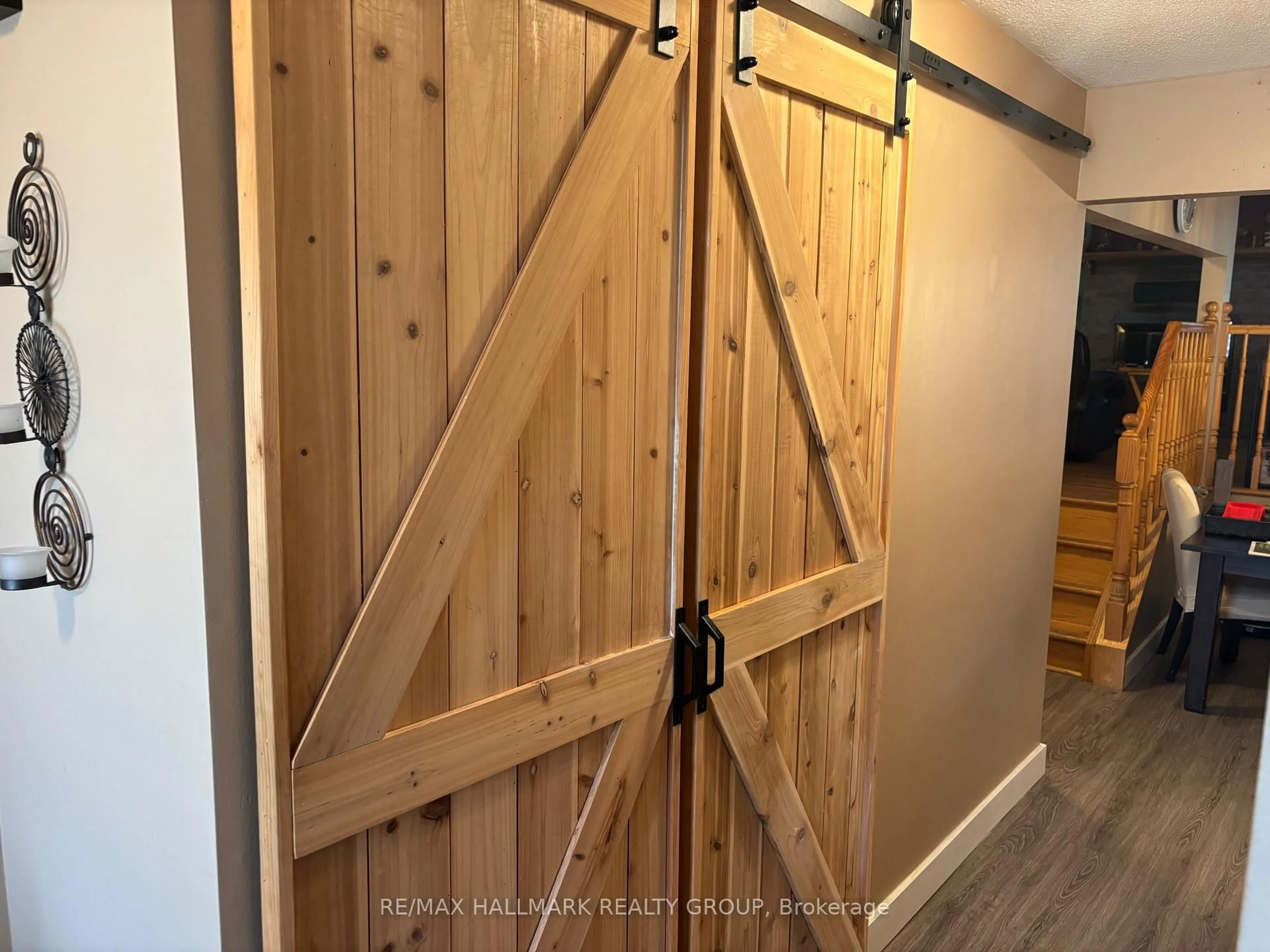 Indoor entryway for 6352 Long Bow Gate, Orleans Ontario K1C 2X3