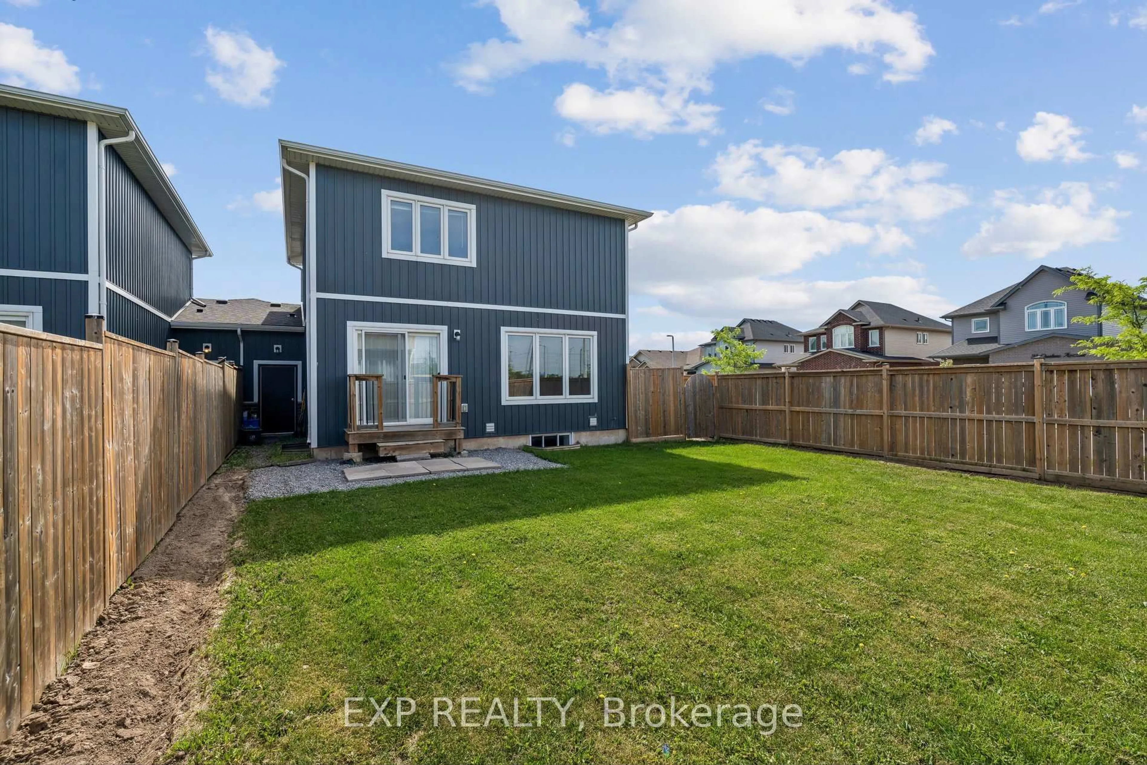 A pic from outside/outdoor area/front of a property/back of a property/a pic from drone, unknown for 4 VIGER Dr, Welland Ontario L3B 0E3