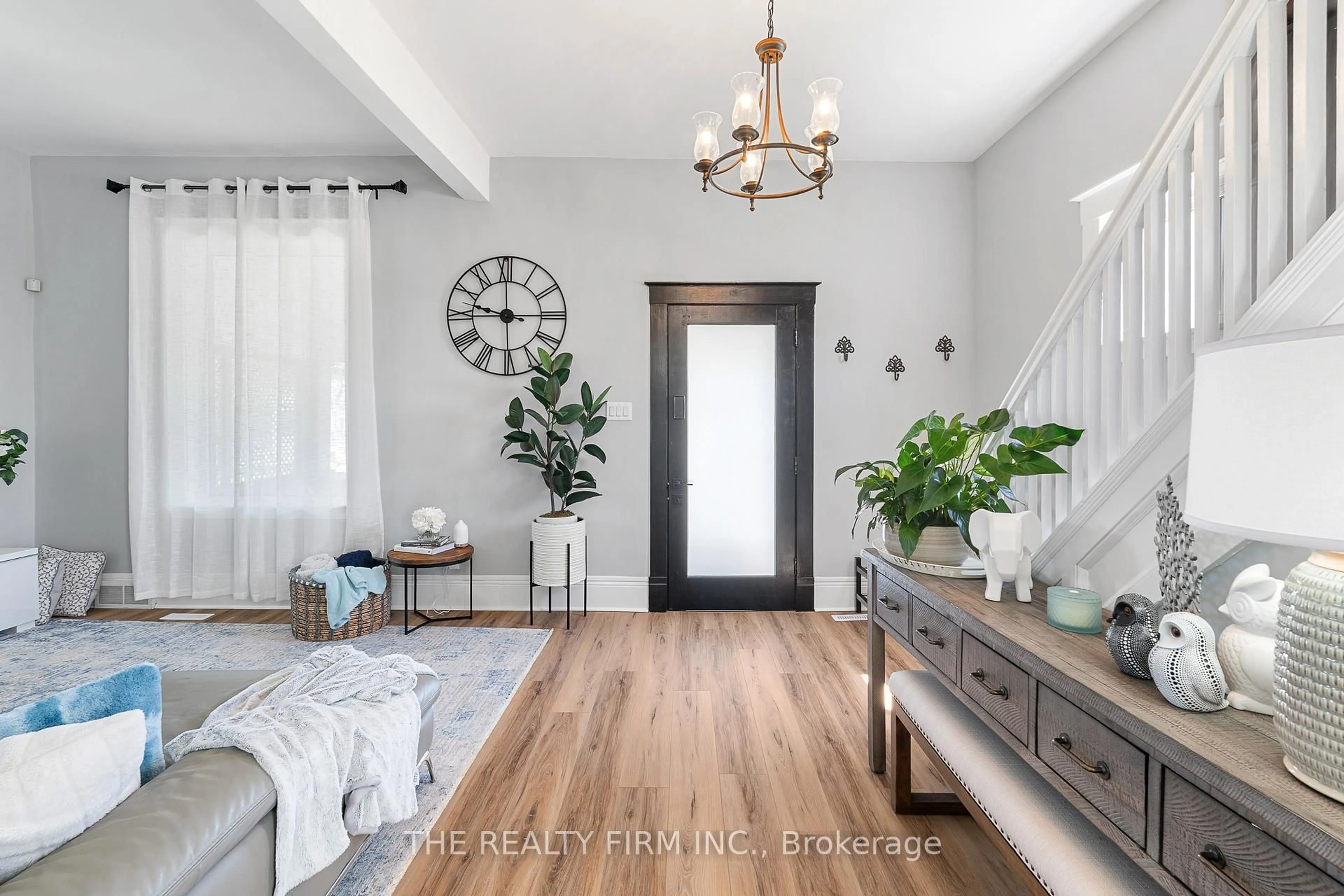 Indoor entryway for 31 Fifth Ave, St. Thomas Ontario N5R 4C2