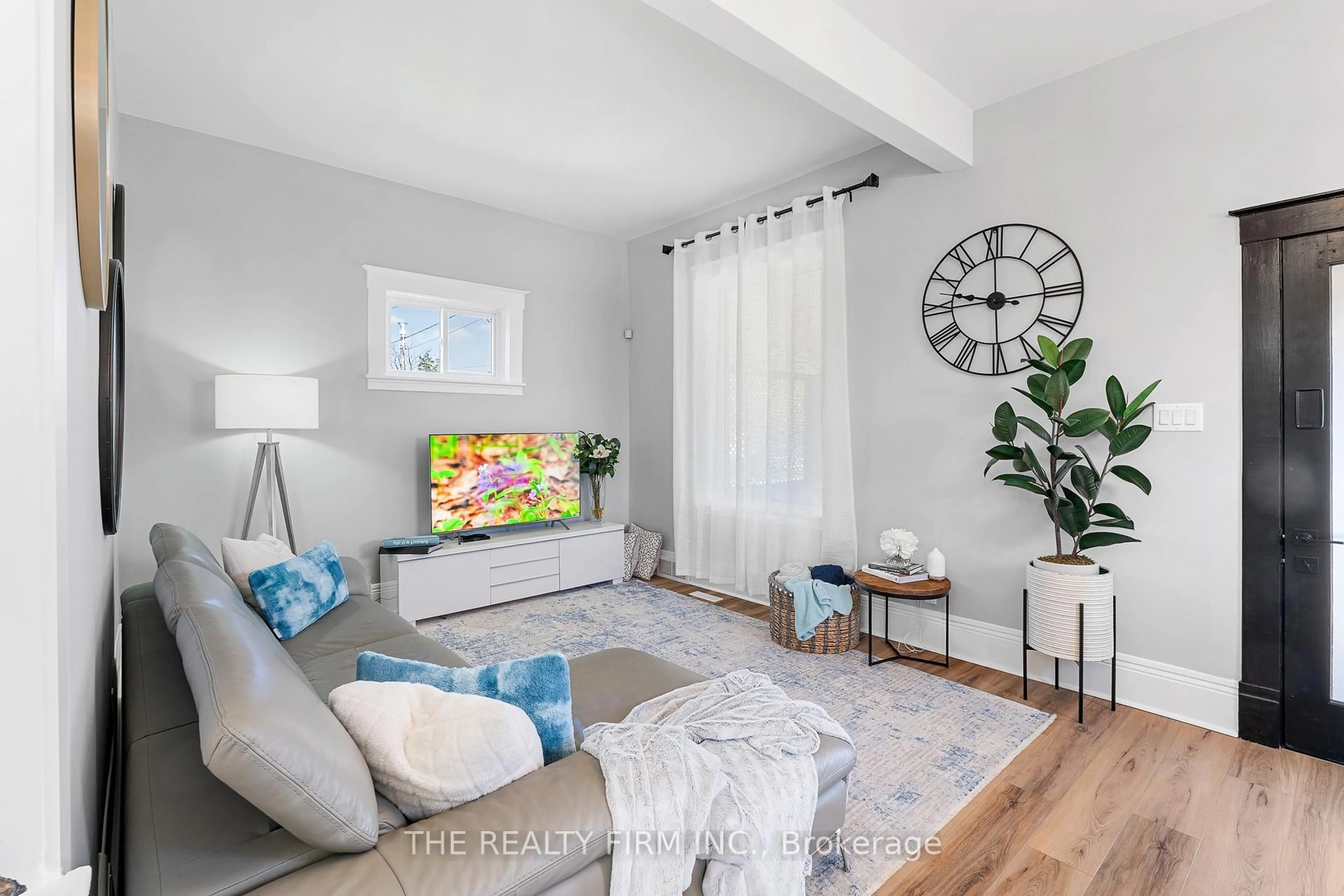 Living room with furniture, unknown for 31 Fifth Ave, St. Thomas Ontario N5R 4C2