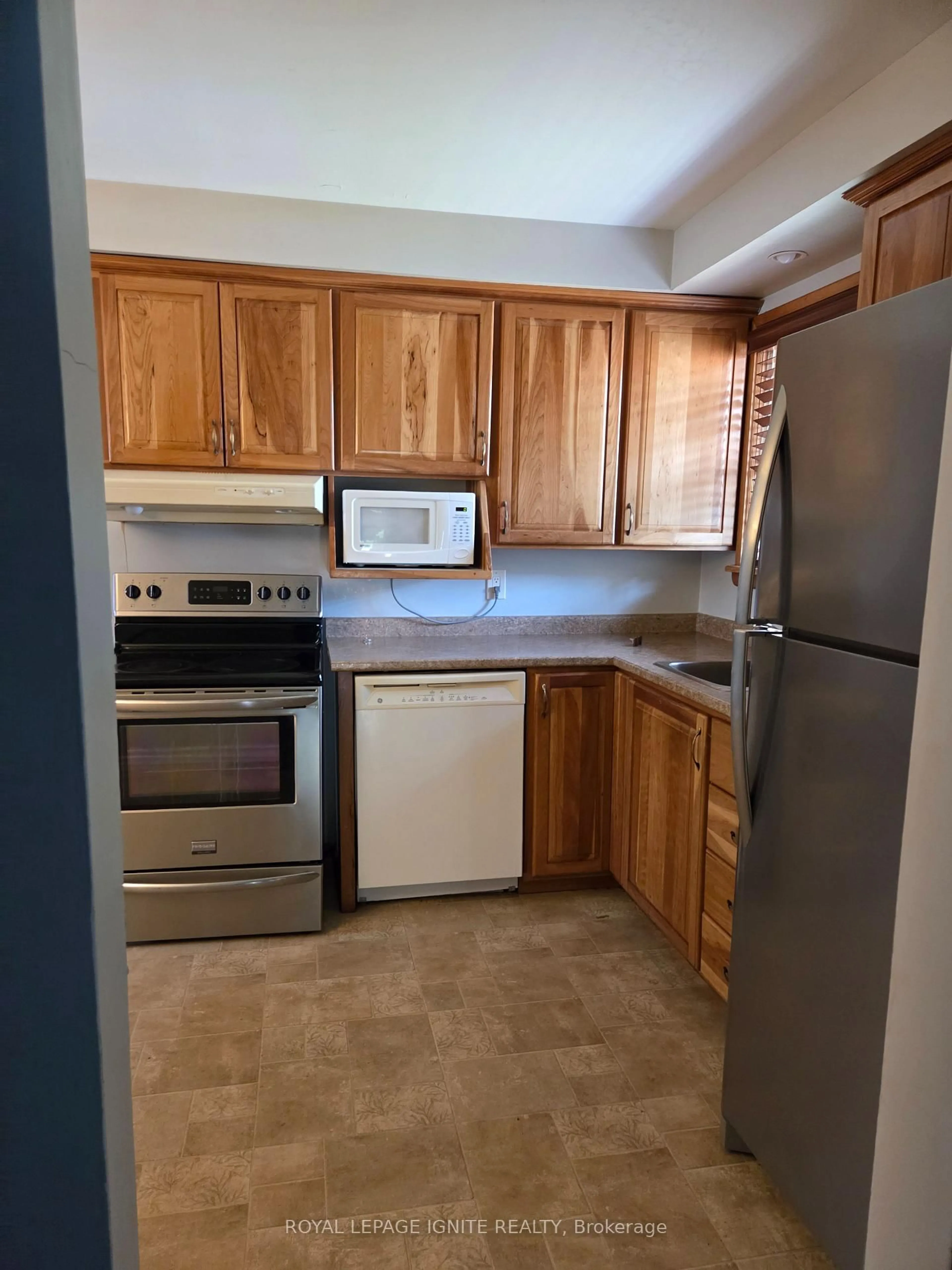 Standard kitchen, unknown for 947 Southlawn Dr, Peterborough Ontario K9J 1E9