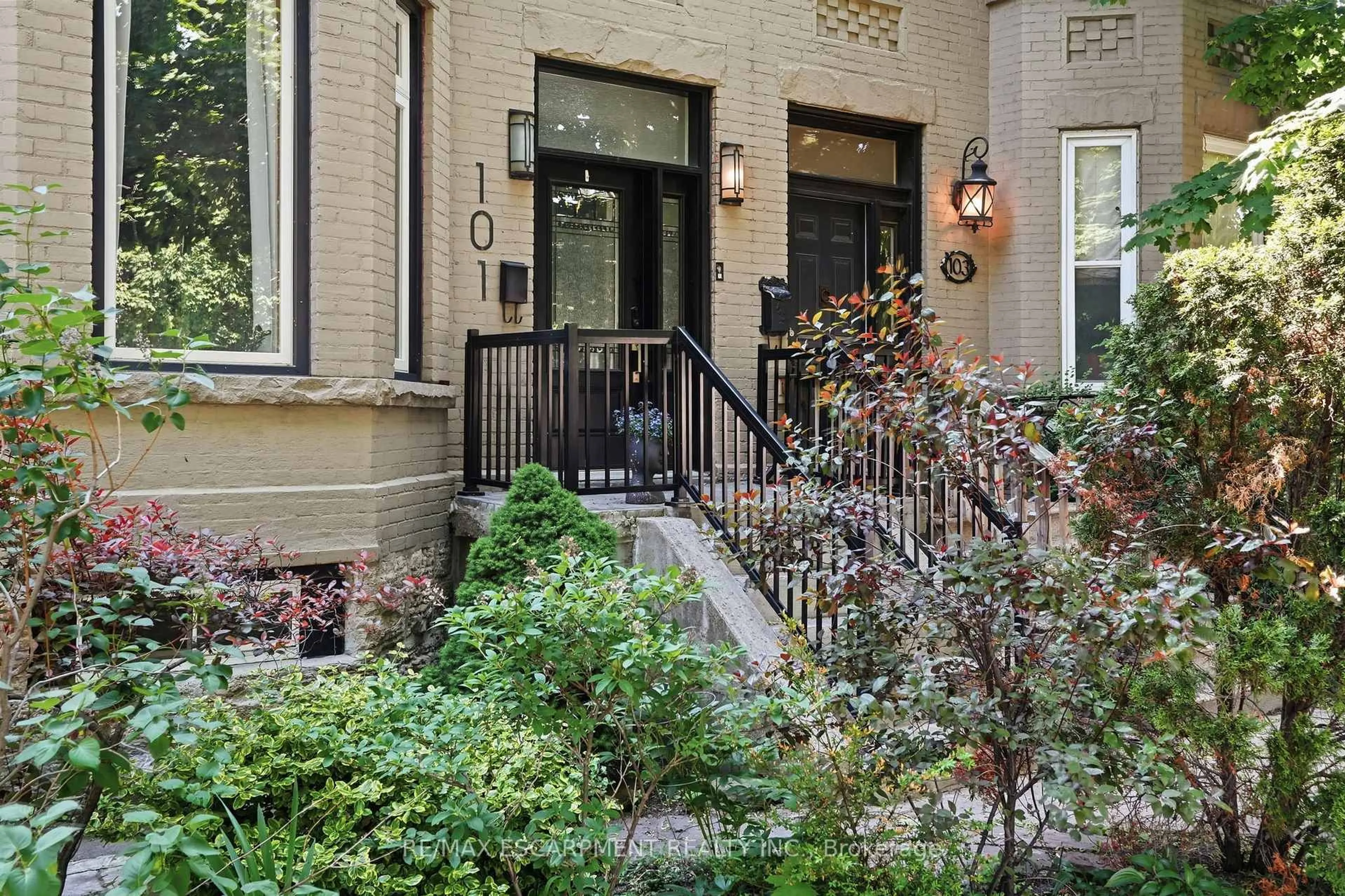 Indoor entryway for 101 Victoria Ave, Hamilton Ontario L8N 2S9