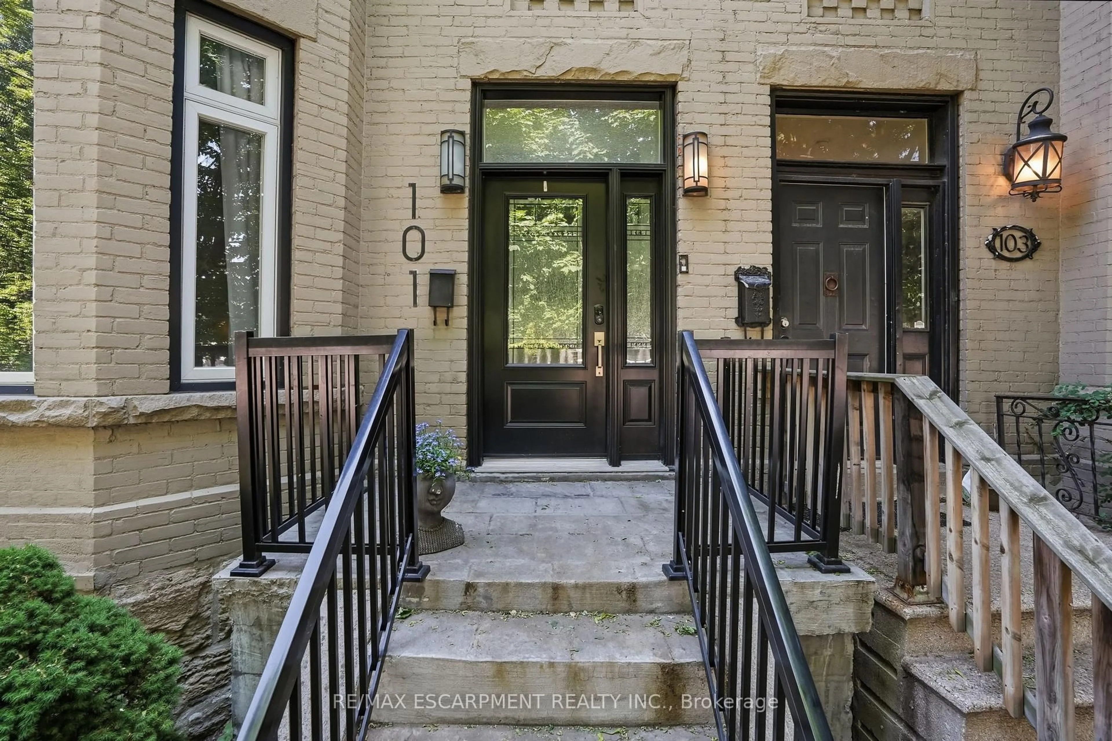 Indoor entryway for 101 Victoria Ave, Hamilton Ontario L8N 2S9