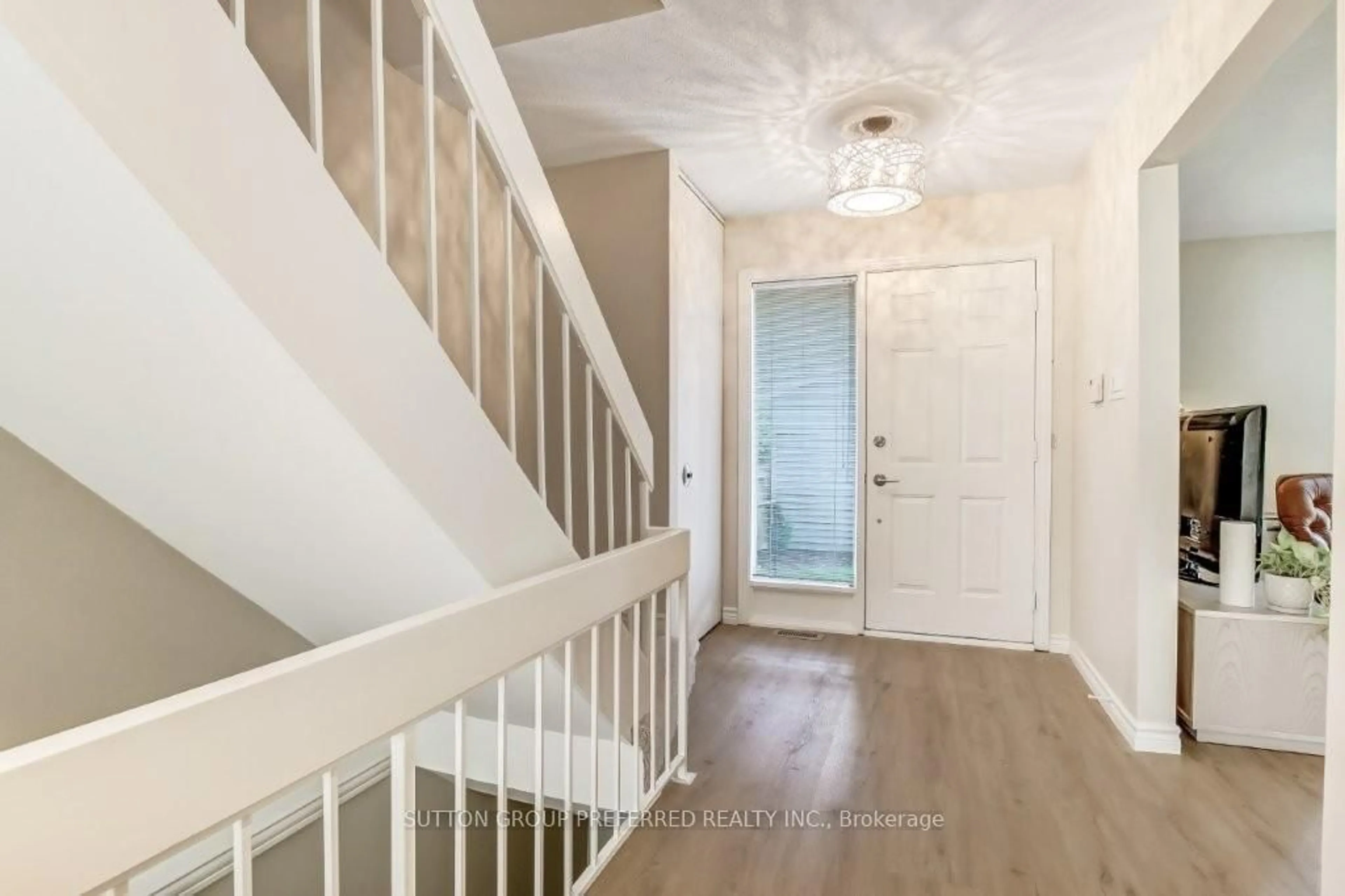 Indoor entryway for 26 Berkshire Crt, London South Ontario N6J 3N7