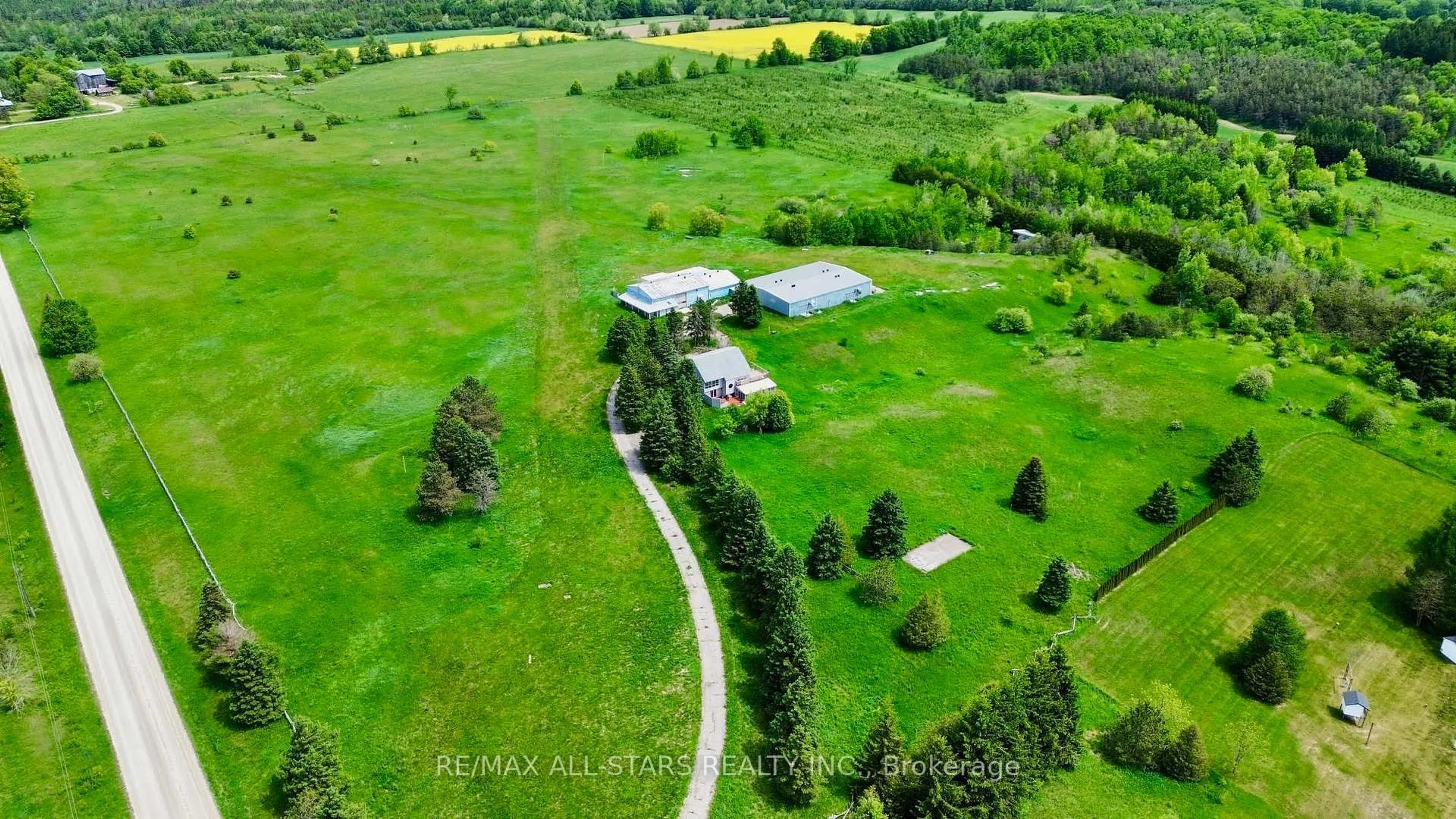 A pic from outside/outdoor area/front of a property/back of a property/a pic from drone, unknown for 674015 Hurontario St, Mono Ontario L9W 5R9