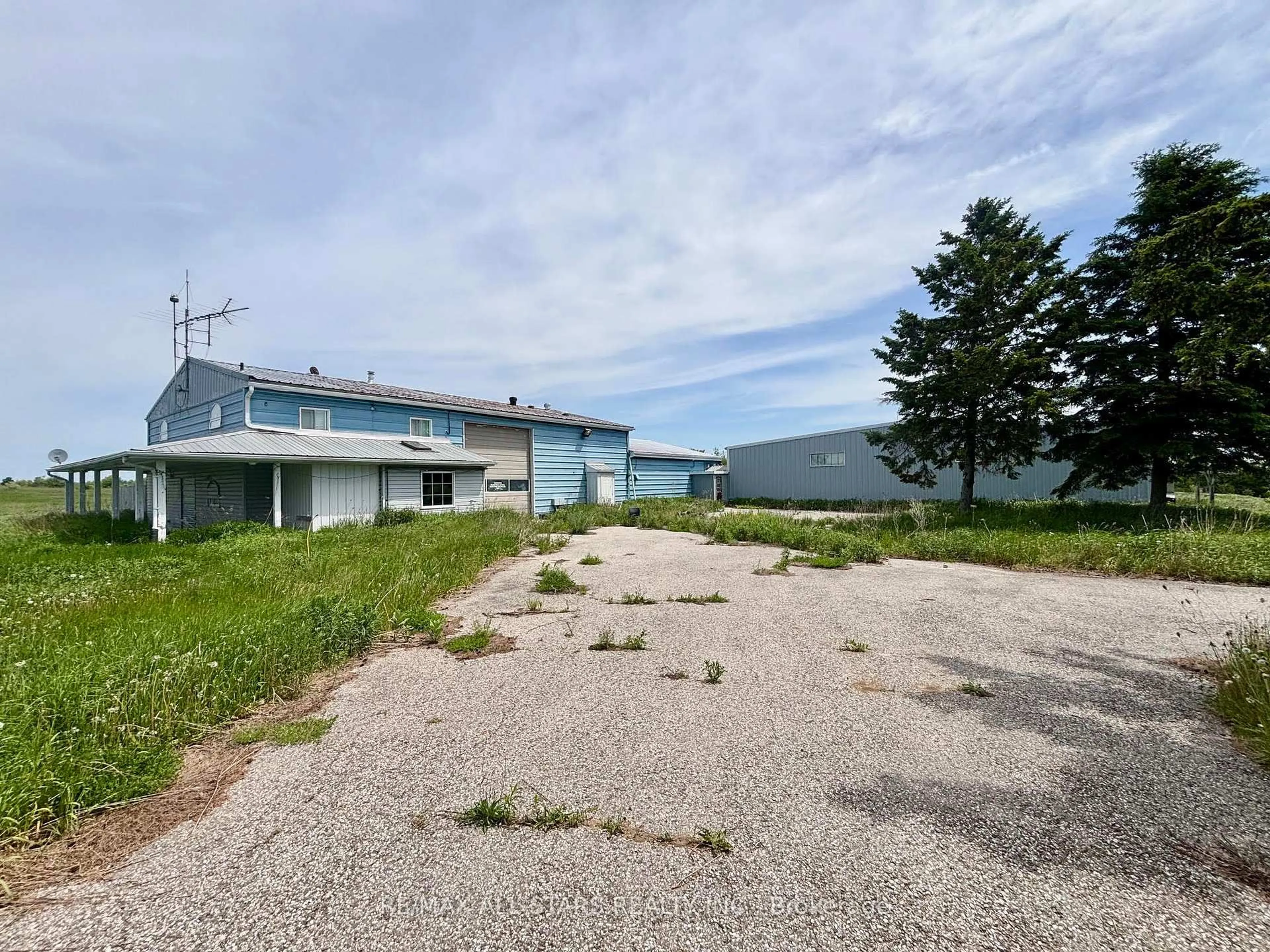 A pic from outside/outdoor area/front of a property/back of a property/a pic from drone, building for 674015 Hurontario St, Mono Ontario L9W 5R9