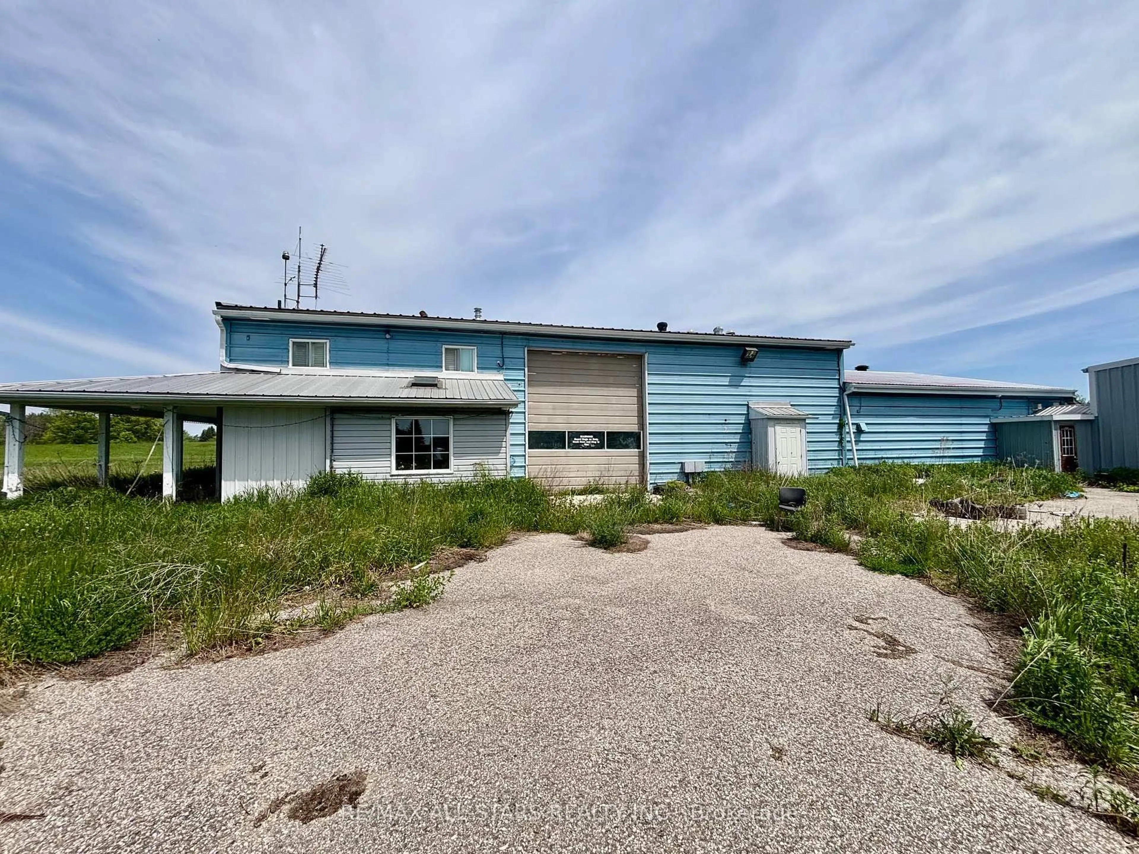 A pic from outside/outdoor area/front of a property/back of a property/a pic from drone, building for 674015 Hurontario St, Mono Ontario L9W 5R9