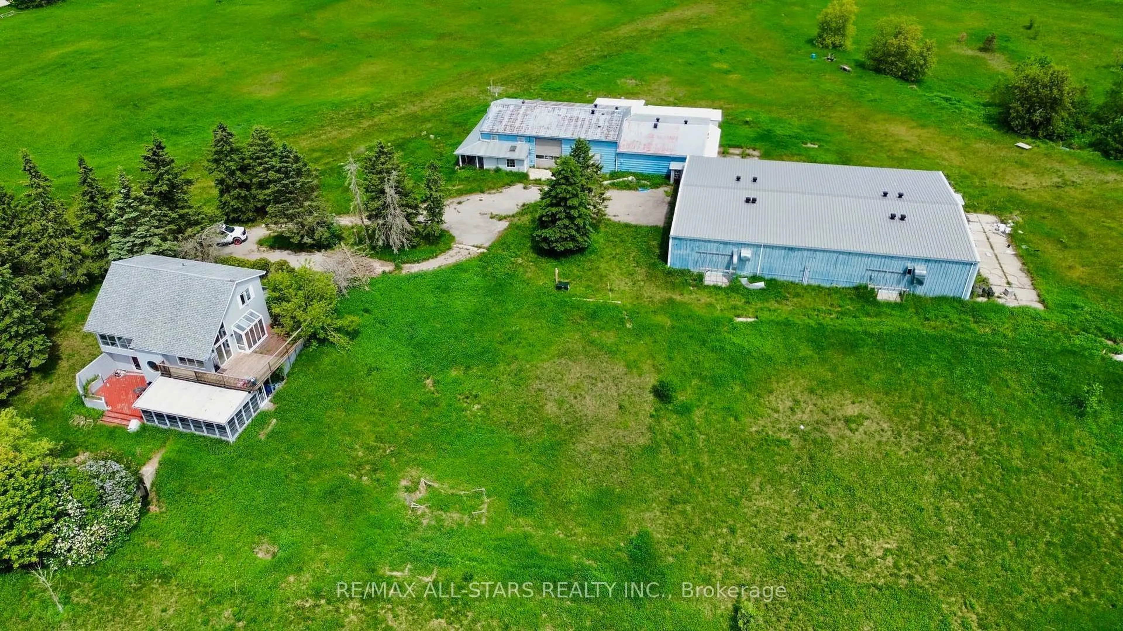 A pic from outside/outdoor area/front of a property/back of a property/a pic from drone, building for 674015 Hurontario St, Mono Ontario L9W 5R9