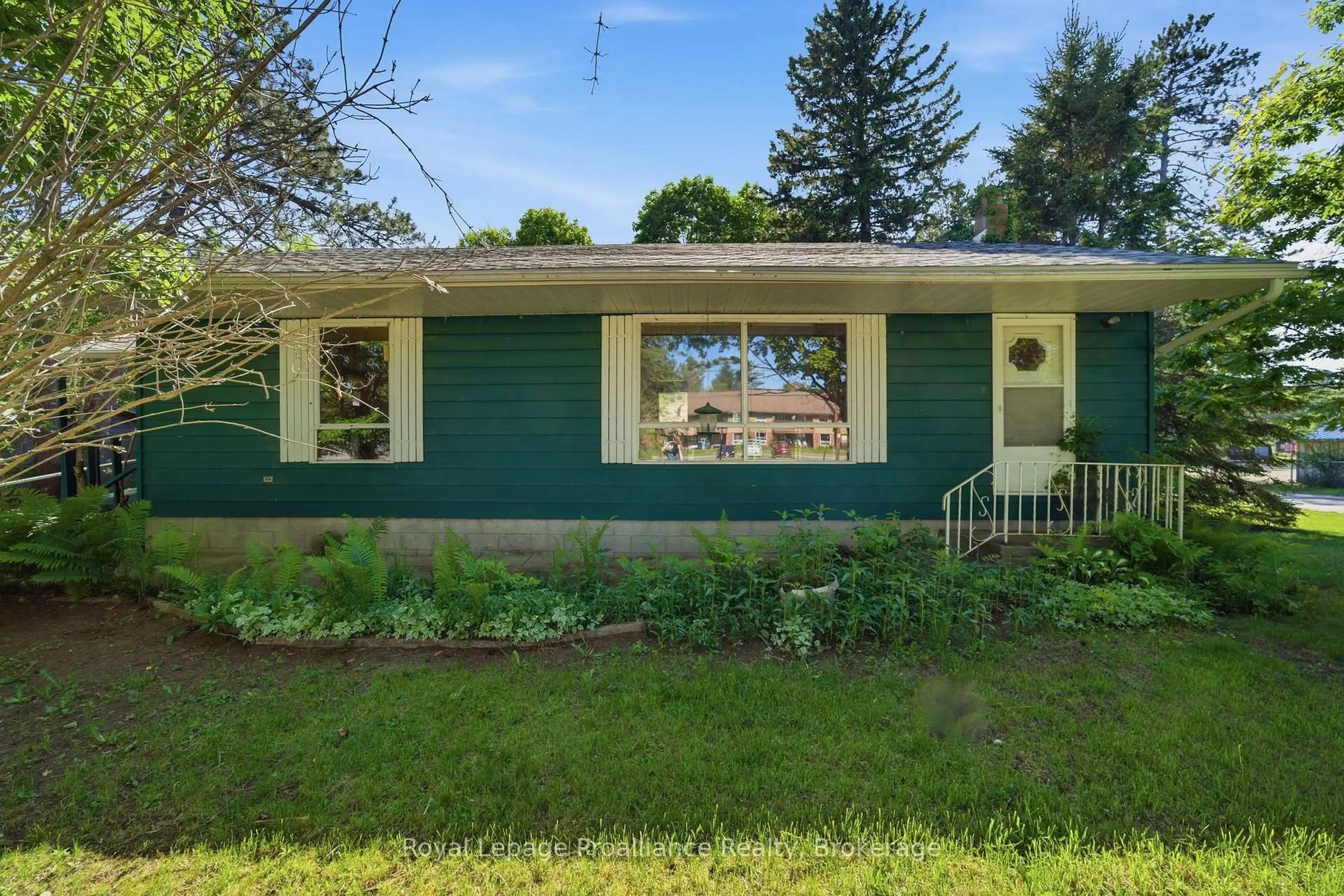 Home with vinyl exterior material, unknown for 12310 Highway 41, Addington Highlands Ontario K0H 2G0
