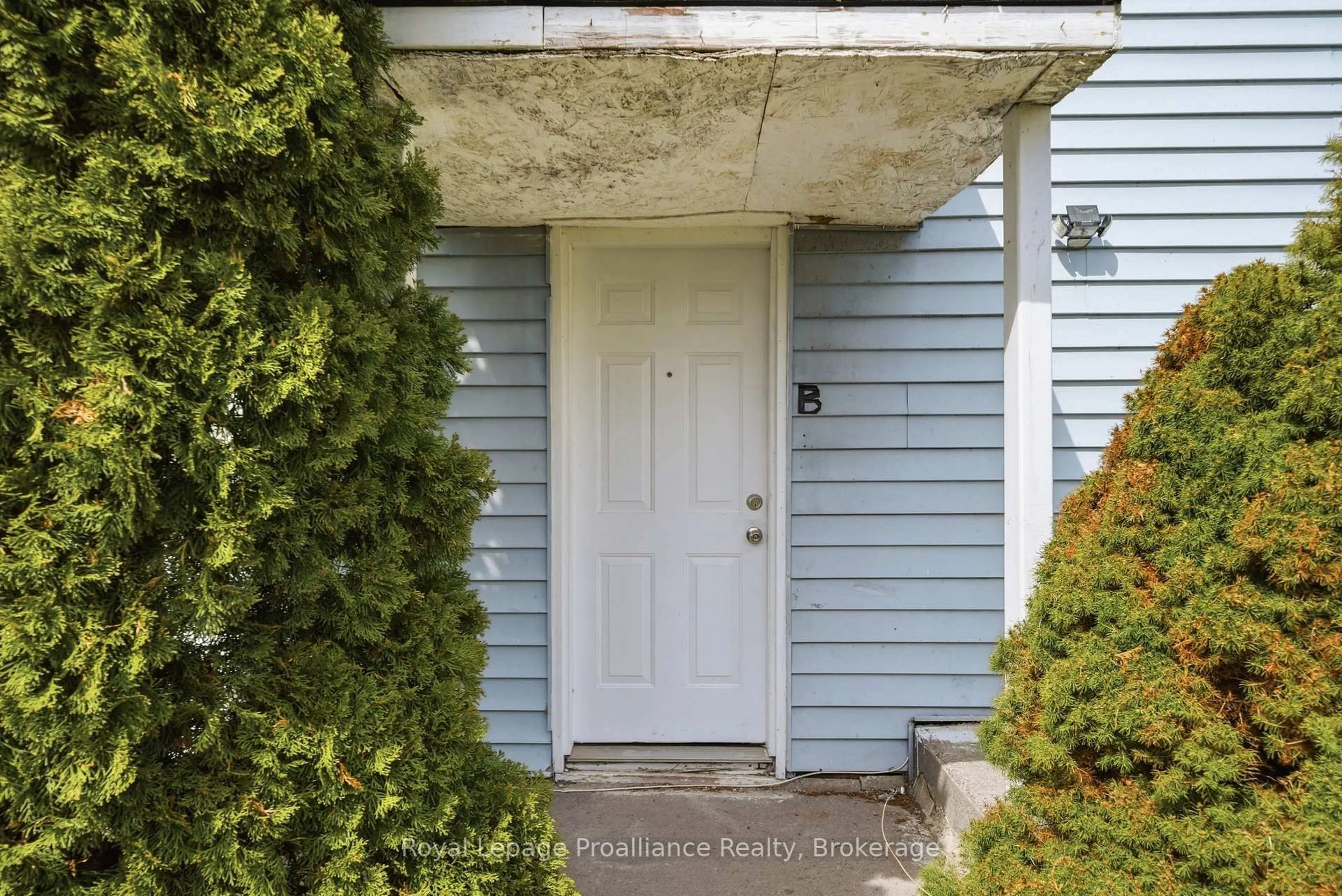 Indoor entryway for 199 Dundas St, Quinte West Ontario K8V 1L8
