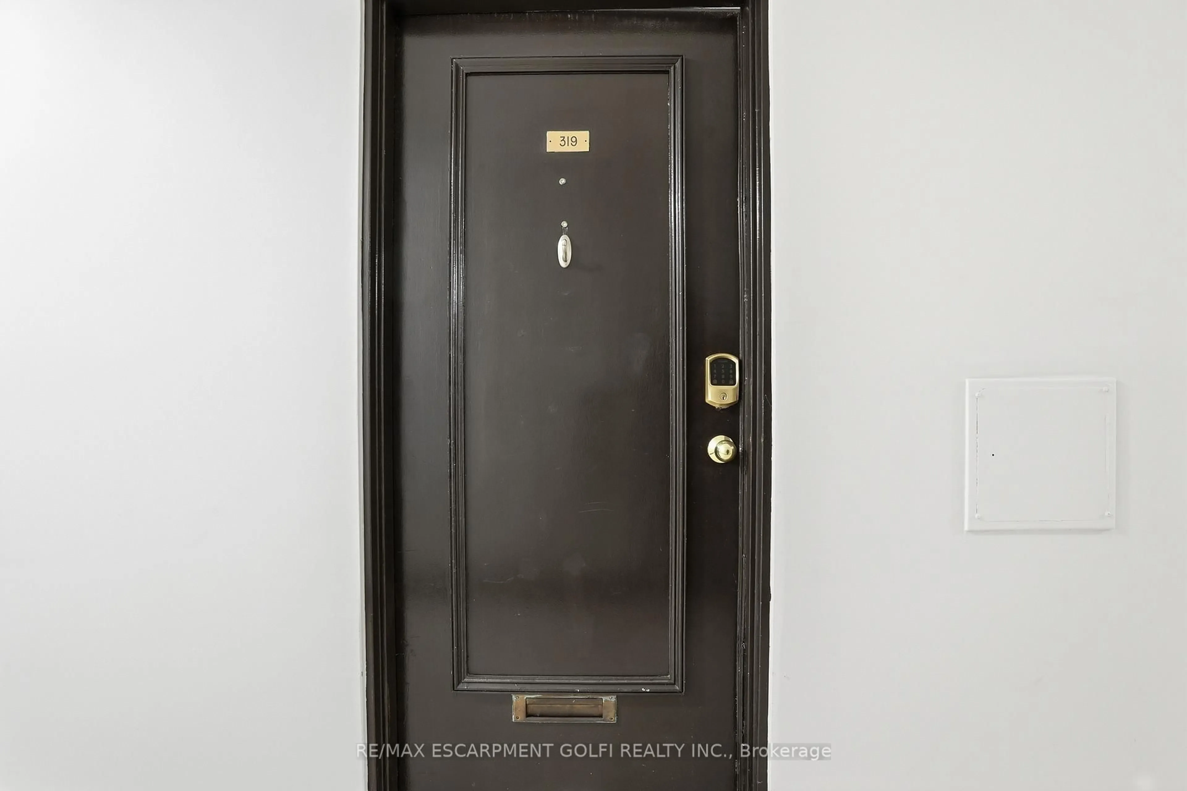 Indoor entryway for 485 Thorold Rd #319, Welland Ontario L3C 3X1