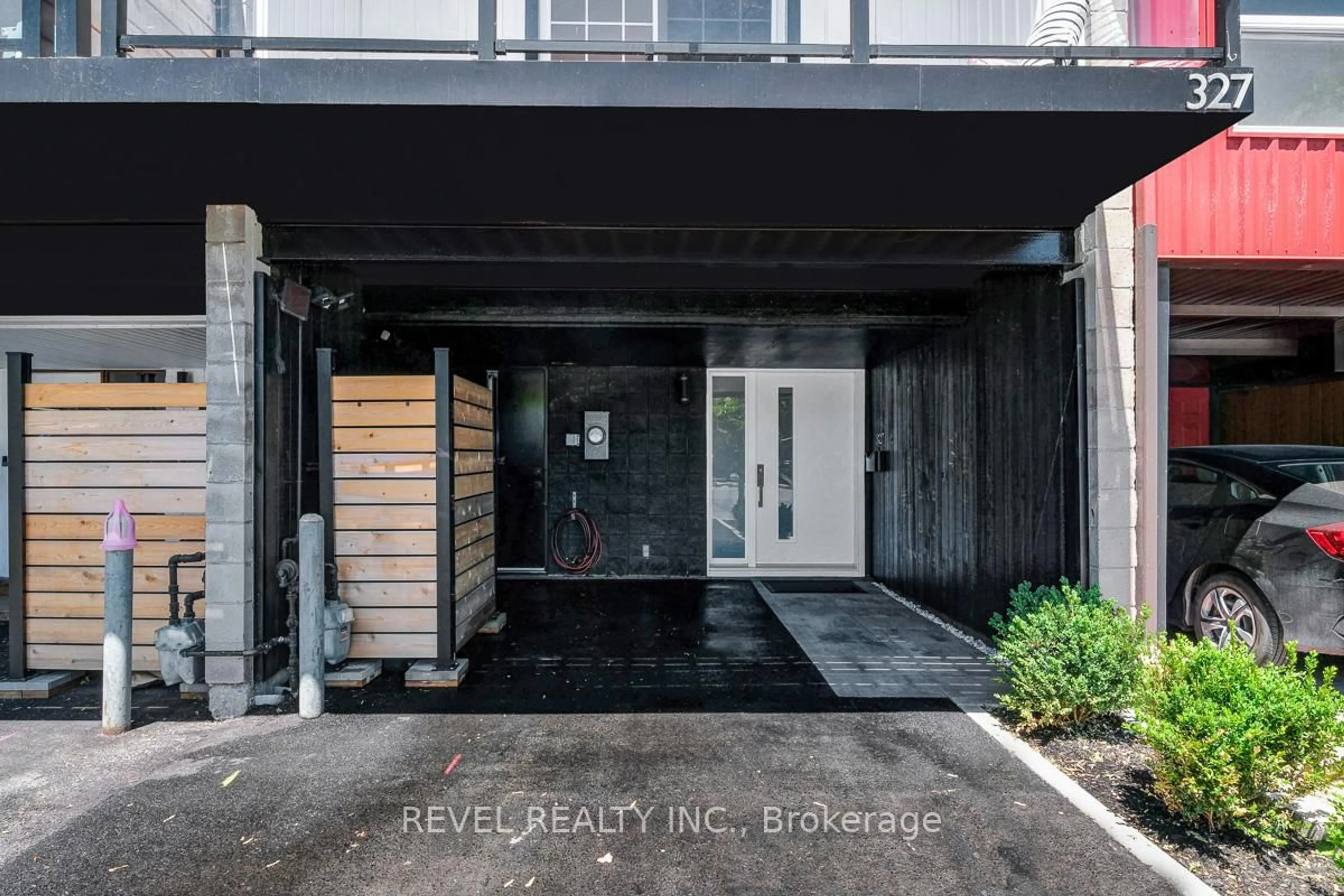 Indoor entryway for 327 St Andrew St, Ottawa Ontario K1N 5G9