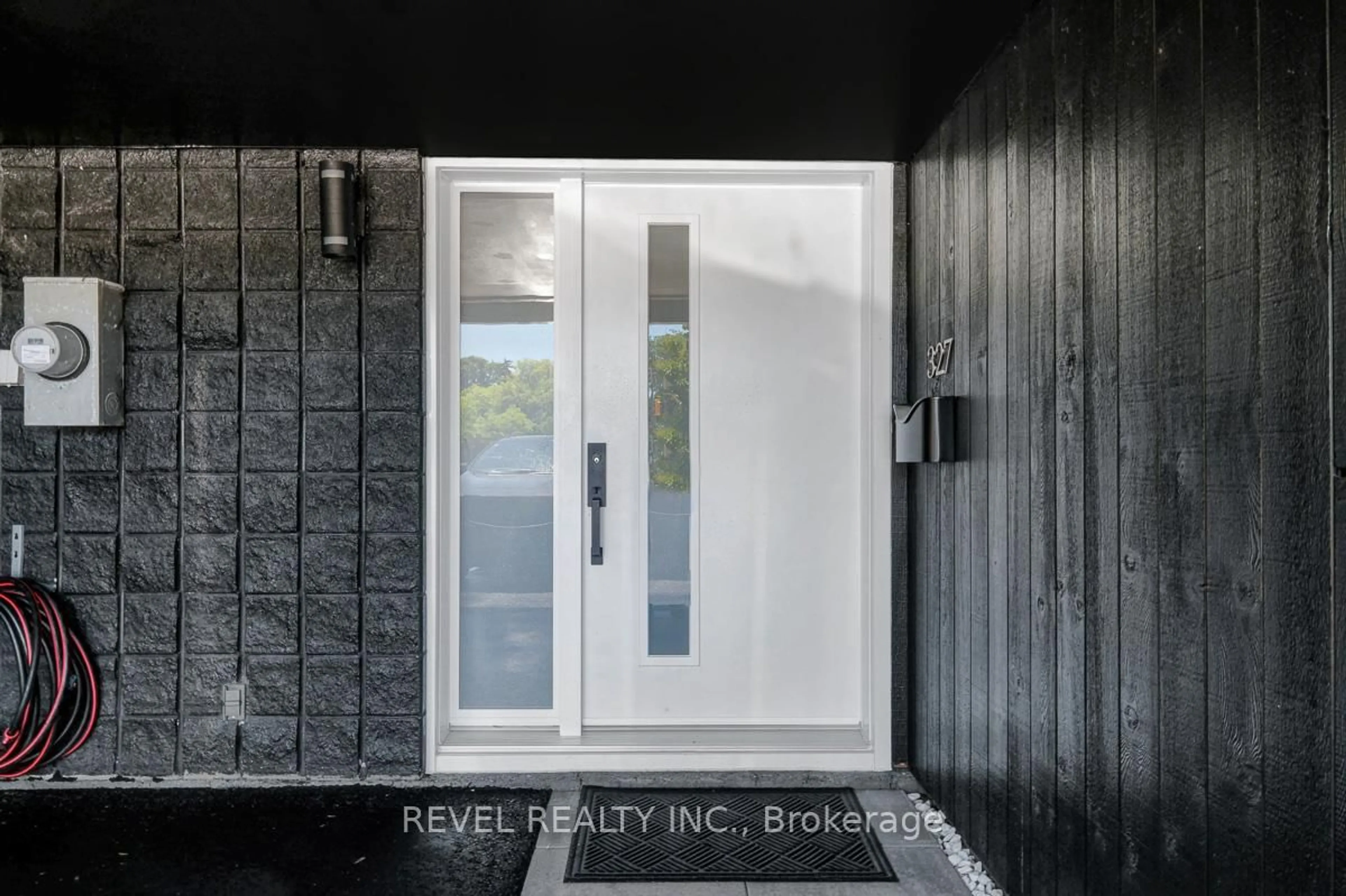 Indoor entryway for 327 St Andrew St, Ottawa Ontario K1N 5G9