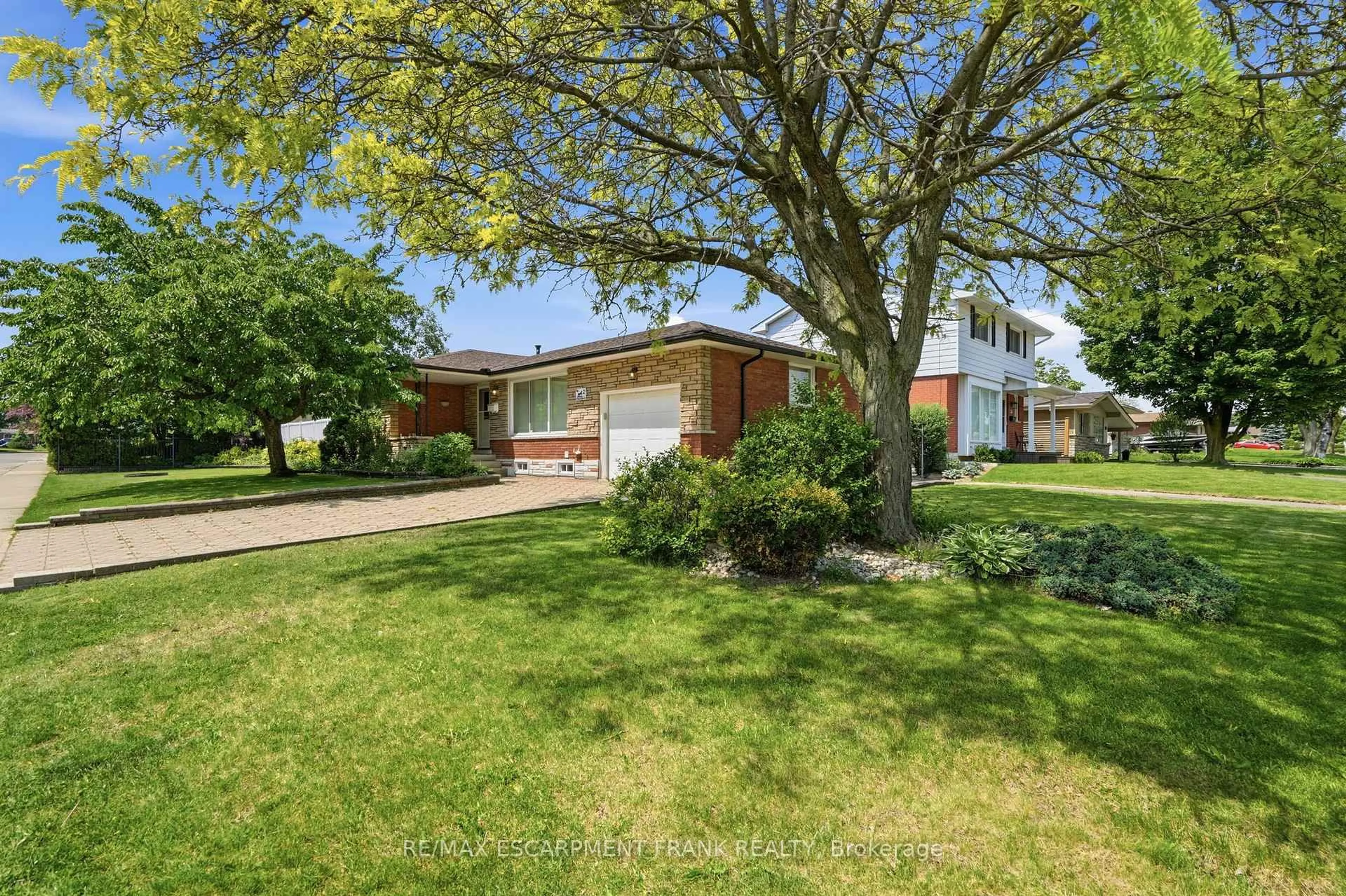 A pic from outside/outdoor area/front of a property/back of a property/a pic from drone, street for 2 Deerborn Dr, Hamilton Ontario L8V 3K7