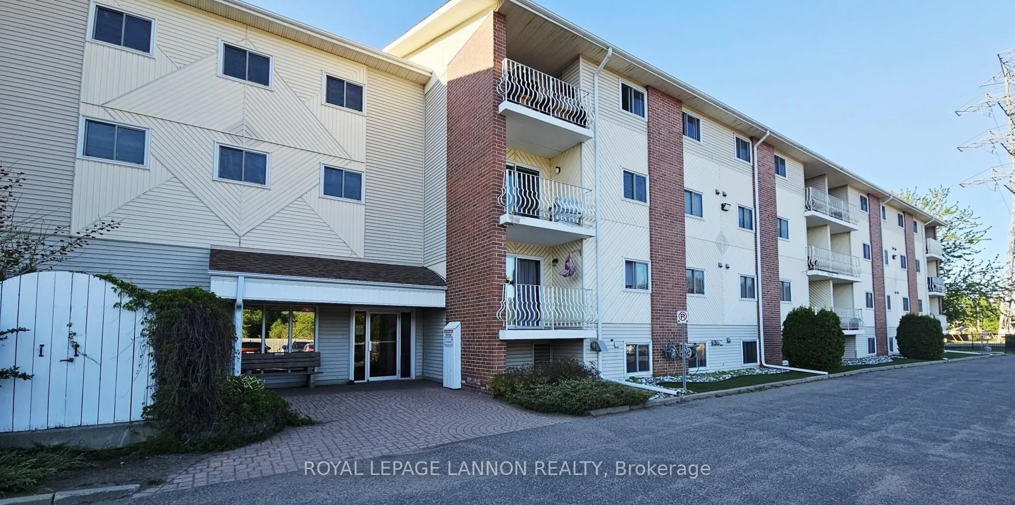 Indoor foyer for 725 James St #210, Thunder Bay Ontario P7E 6N3