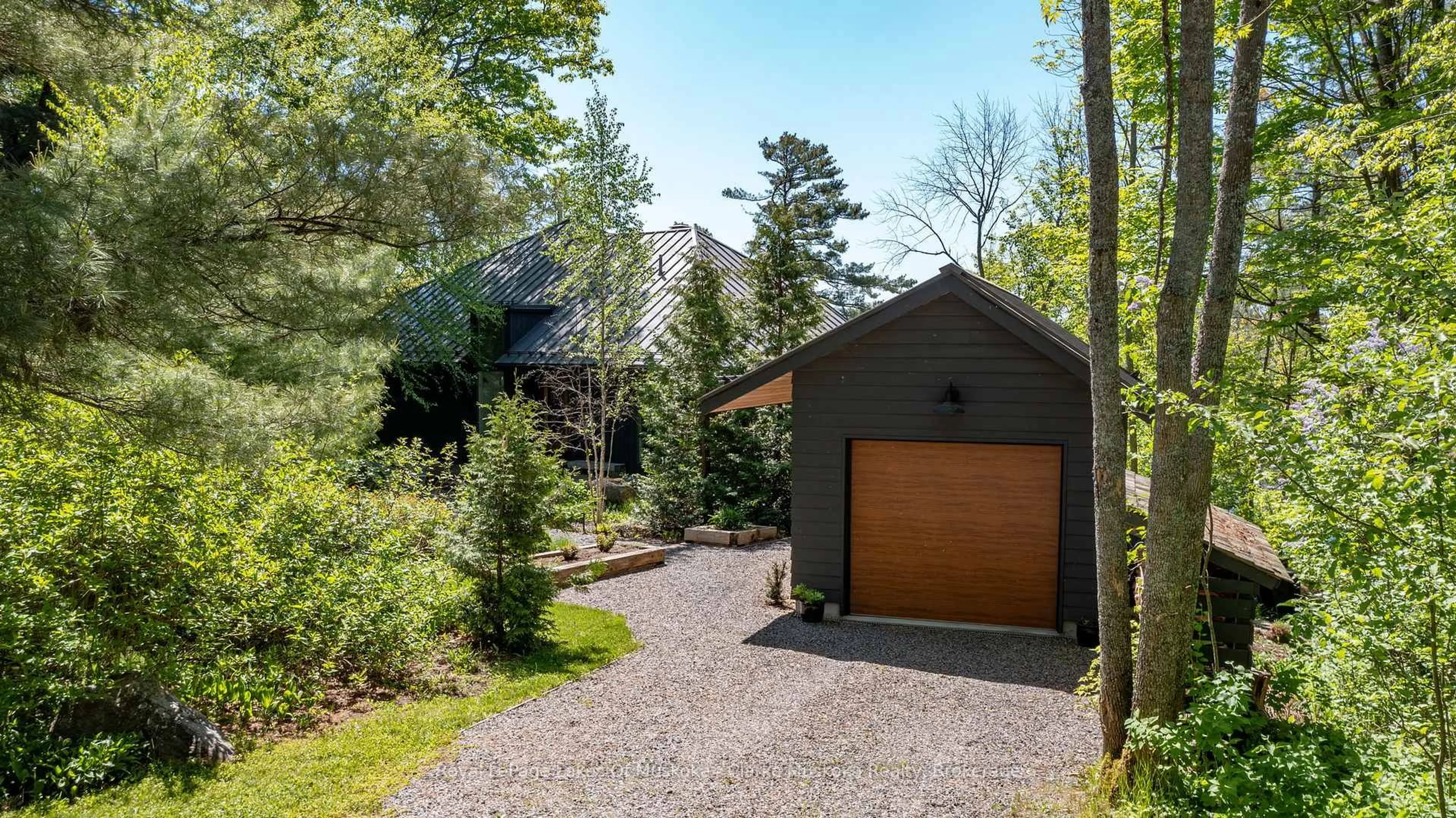 Indoor garage for 7 Rice Street, Seguin Ontario P0C 1J0