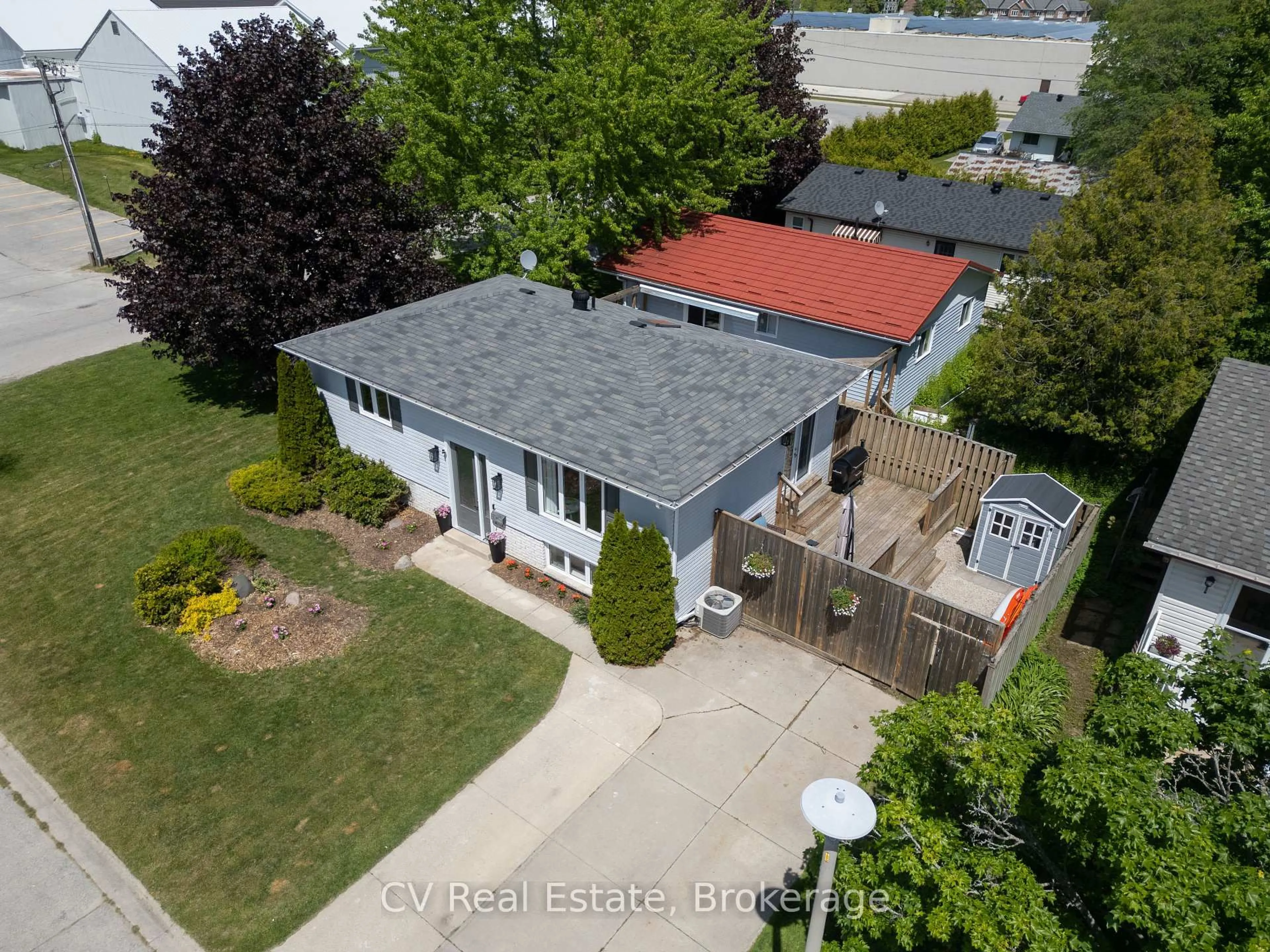 A pic from outside/outdoor area/front of a property/back of a property/a pic from drone, street for 1 Birchwood Crt, Meaford Ontario N4L 1T9