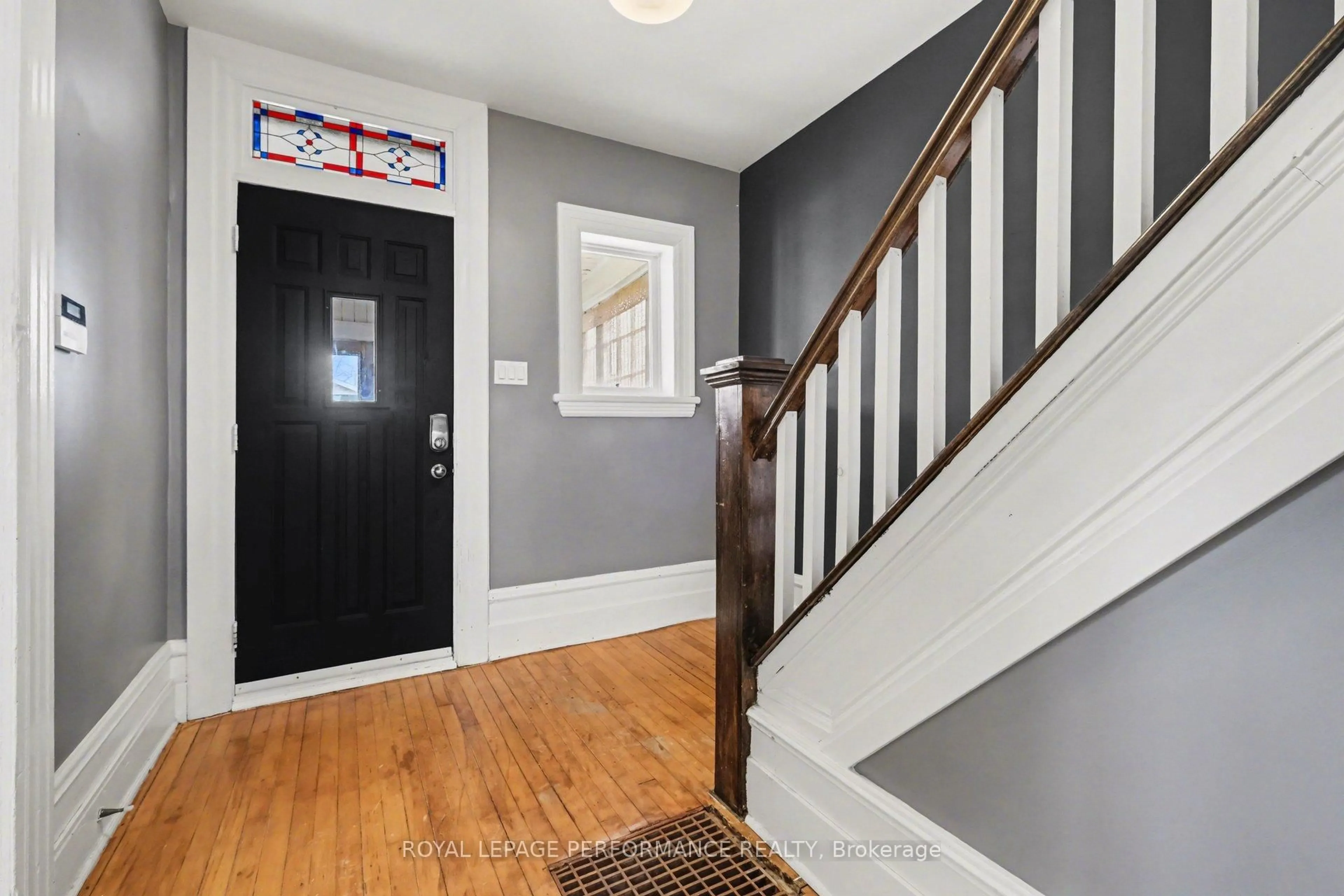 Indoor entryway for 506 Wentworth Ave, Ottawa Ontario K2B 5K1