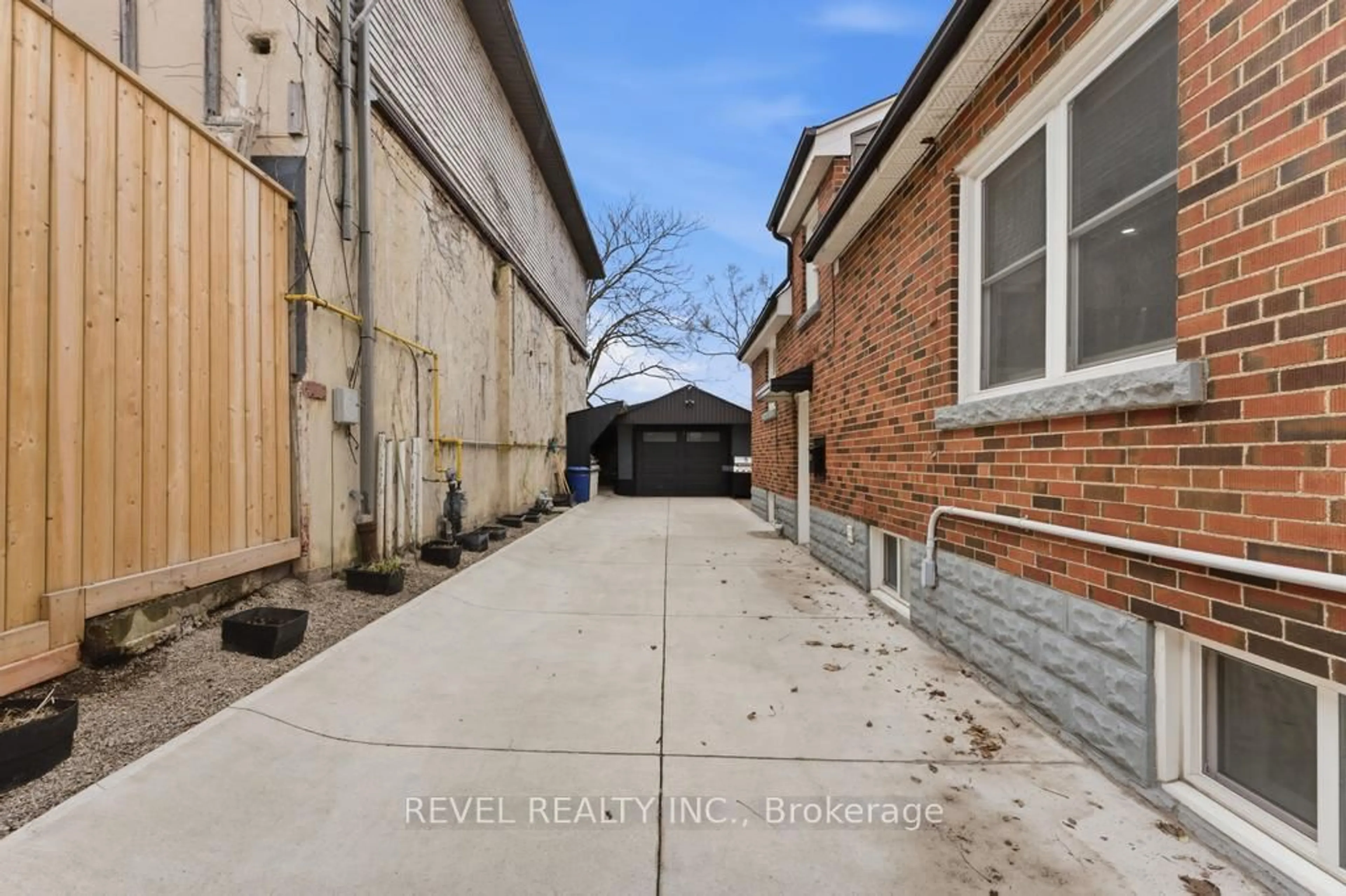 Patio, street for 44 Jefferson Ave, Hamilton Ontario L8H 1A7