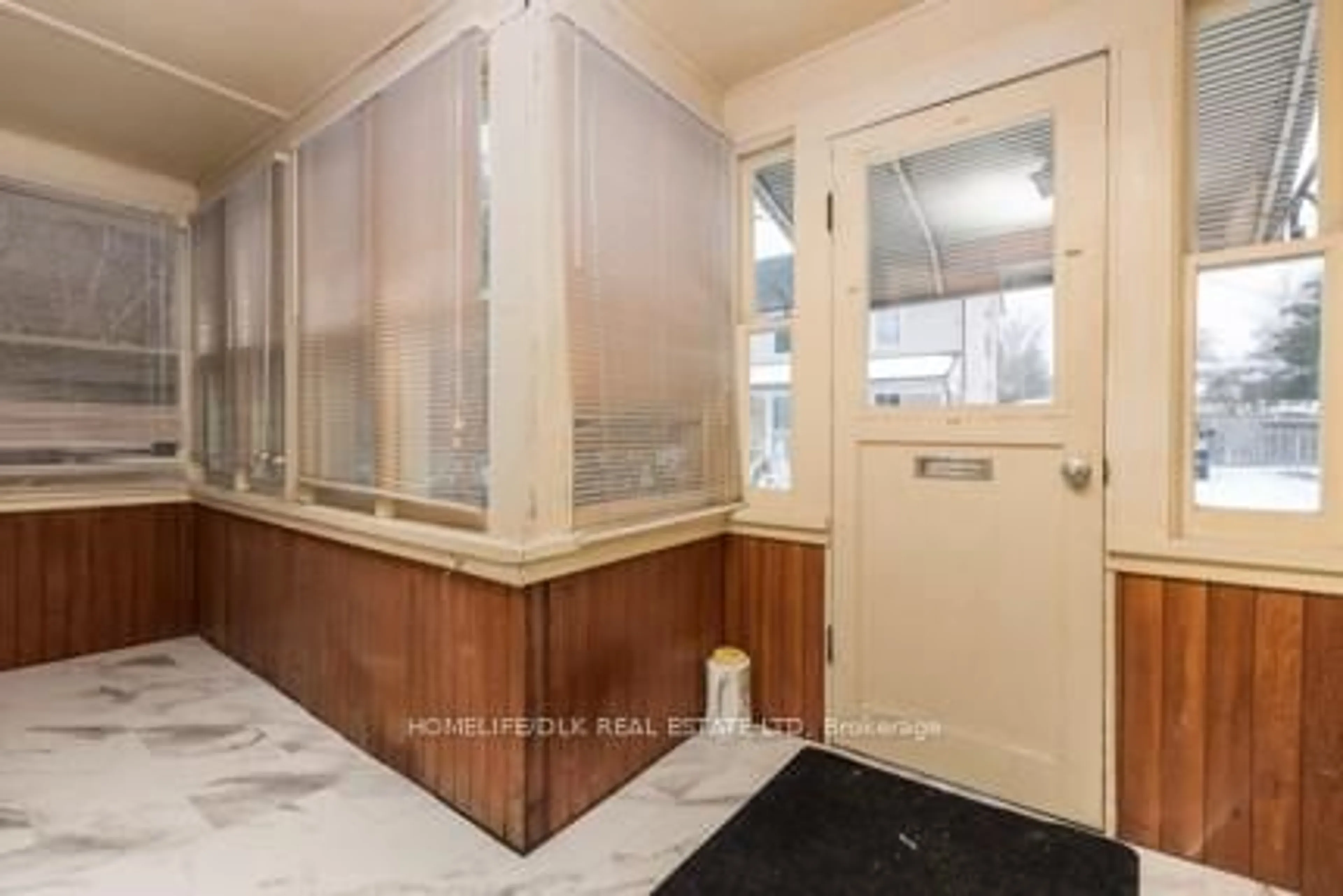 Indoor foyer for 33 Bartholomew St, Brockville Ontario K6V 2R5