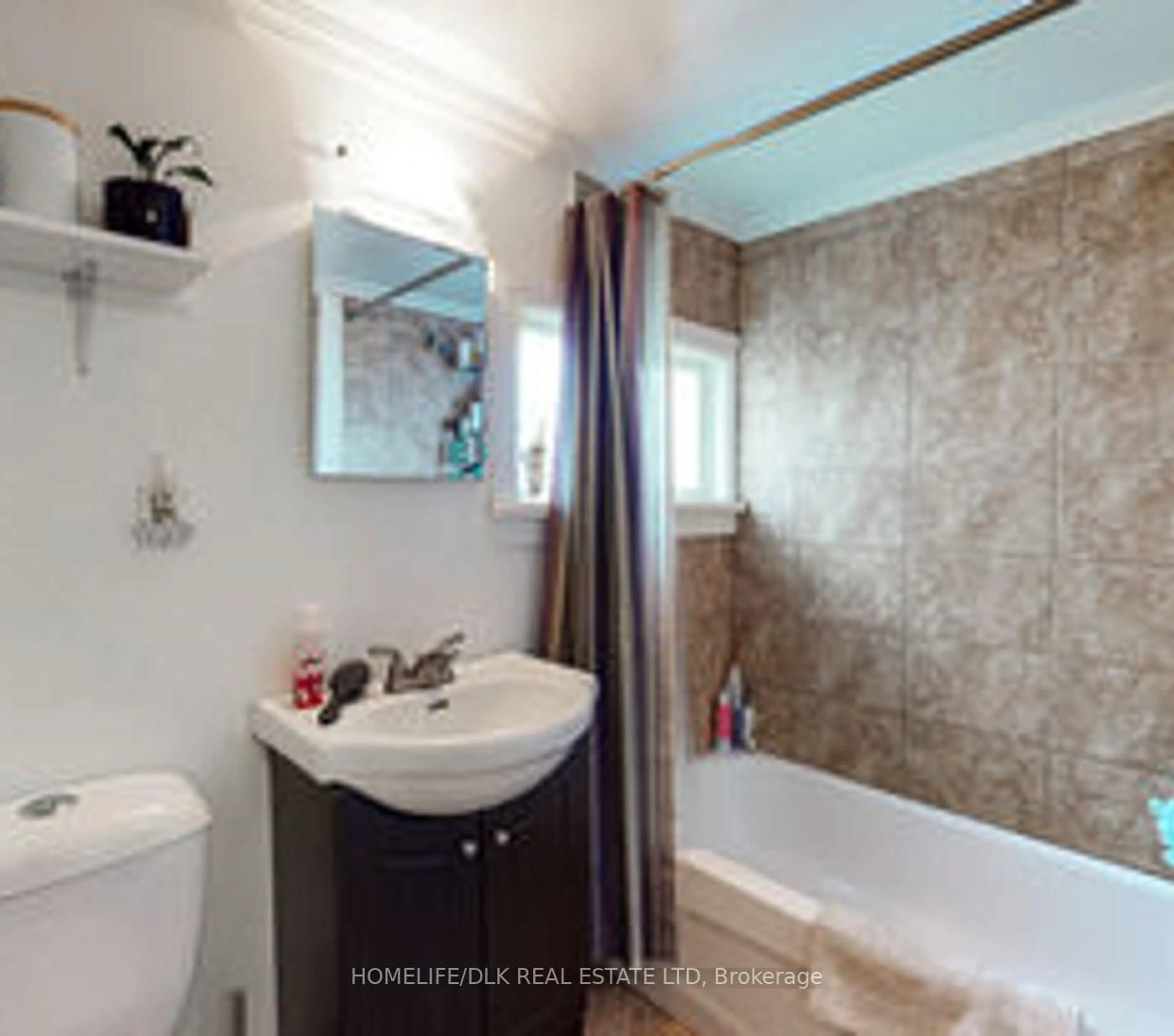 Standard bathroom, ceramic/tile floor for 33 Bartholomew St, Brockville Ontario K6V 2R5