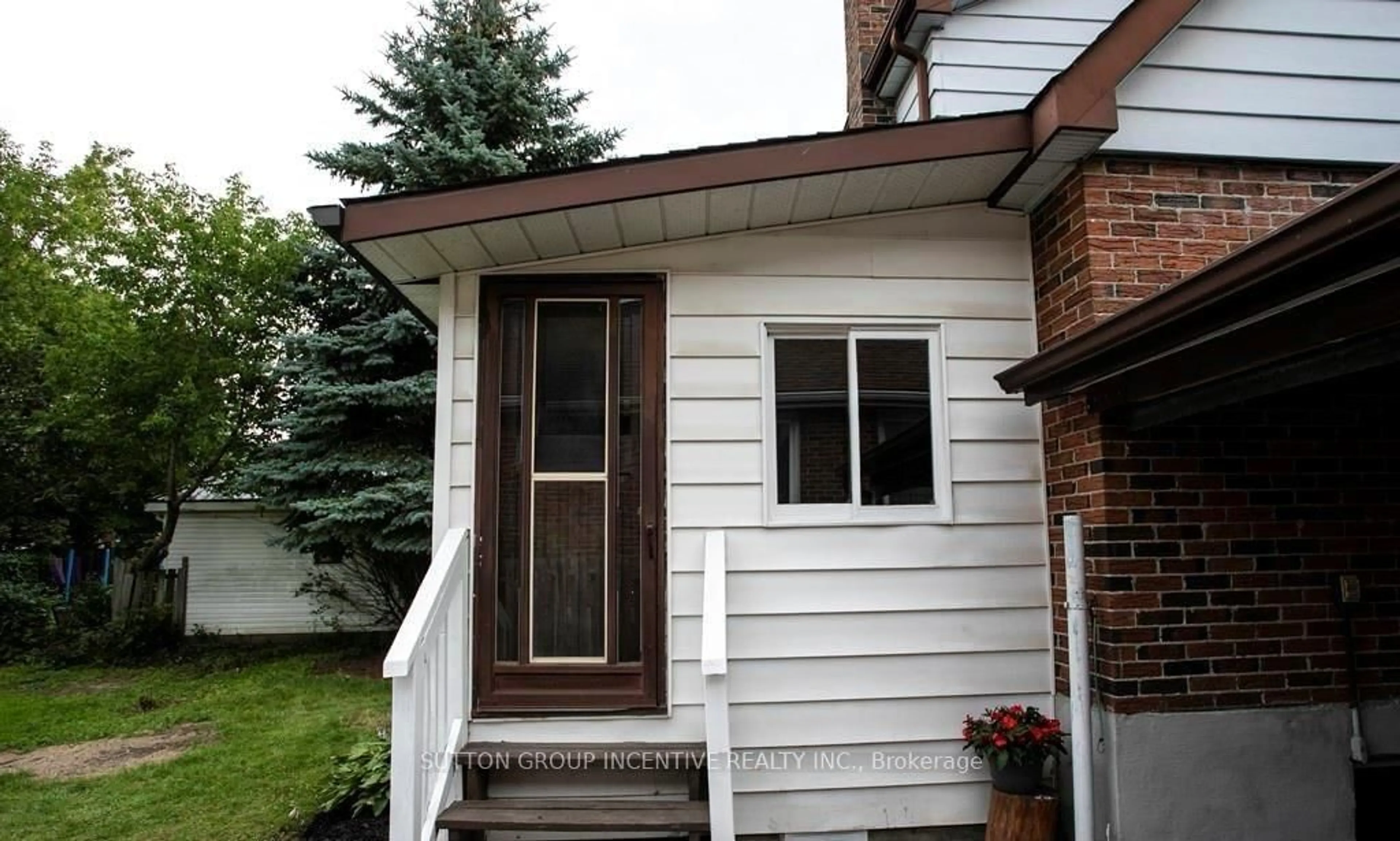 Home with vinyl exterior material, street for 581 Arndon Ave, Peterborough Ontario K9J 4A9