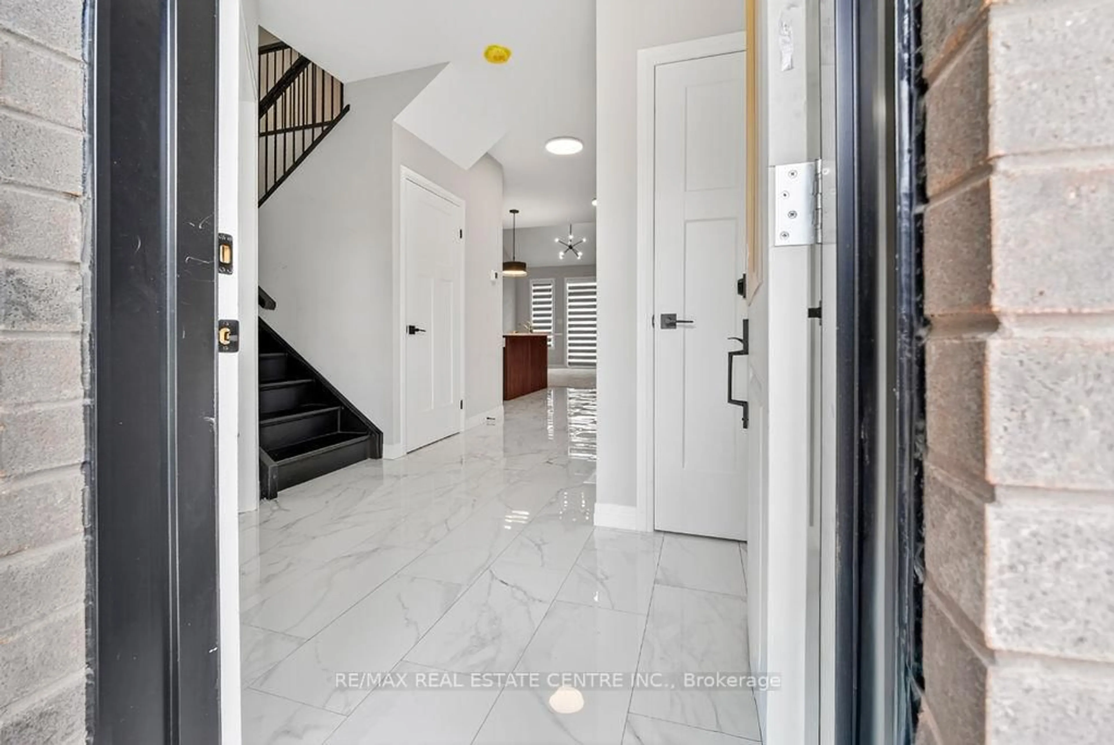 Indoor foyer for 264 Blair Rd #9, Cambridge Ontario N1S 4K9