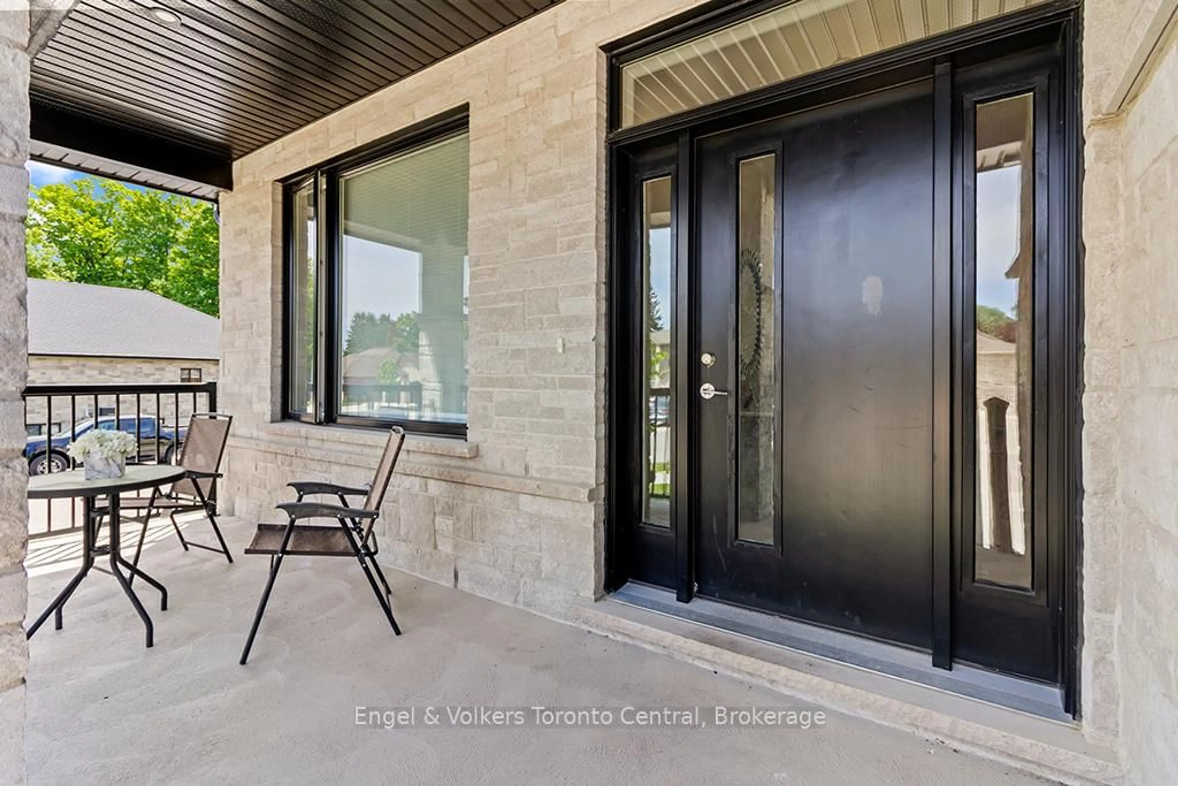 Indoor entryway for 515 4th St, Owen Sound Ontario N4K 0E4