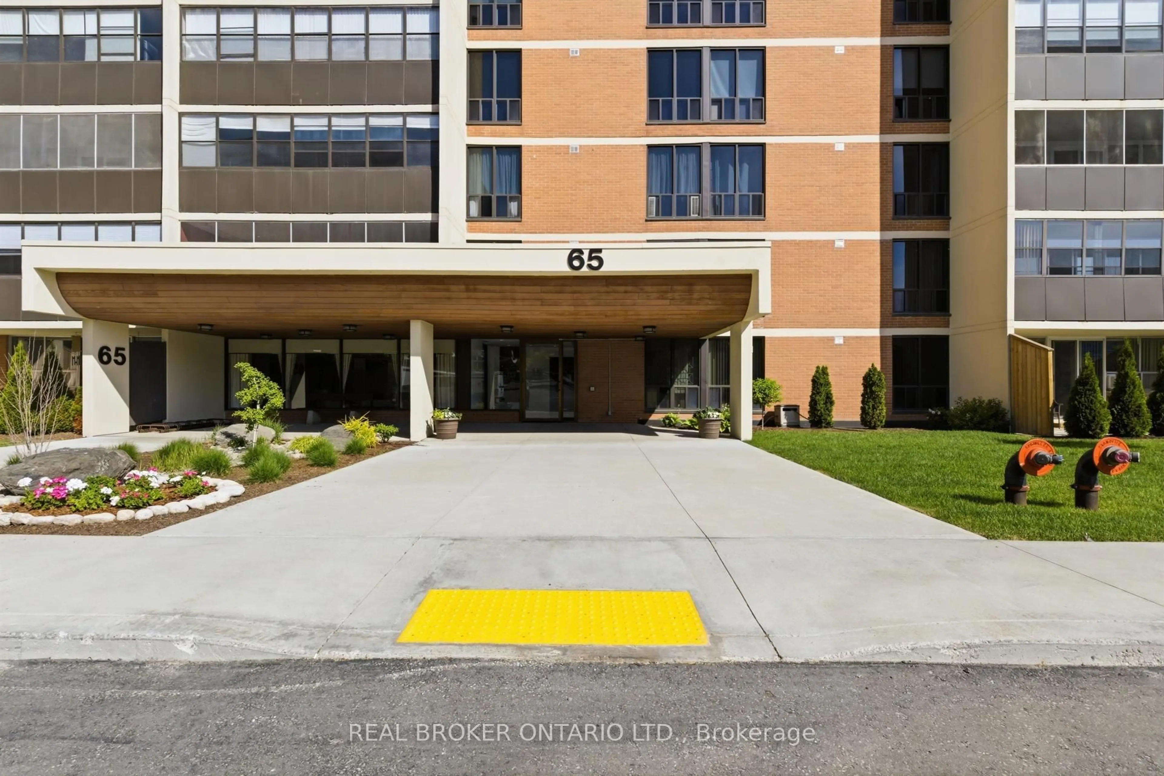 Indoor foyer for 65 Westmount Rd #402, Waterloo Ontario N2L 5G6