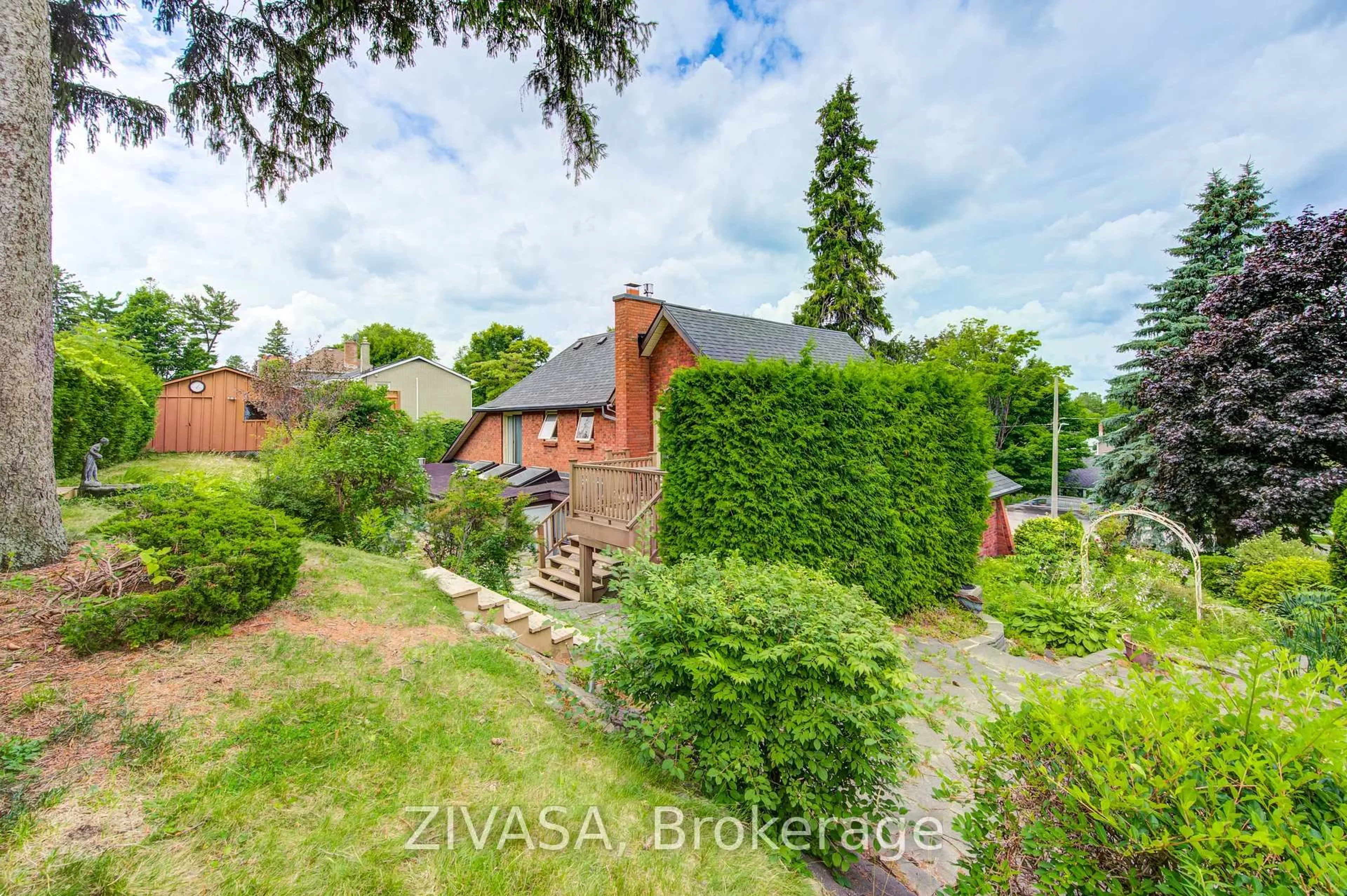 A pic from outside/outdoor area/front of a property/back of a property/a pic from drone, street for 48 Noxon St, Ingersoll Ontario N5C 1B7
