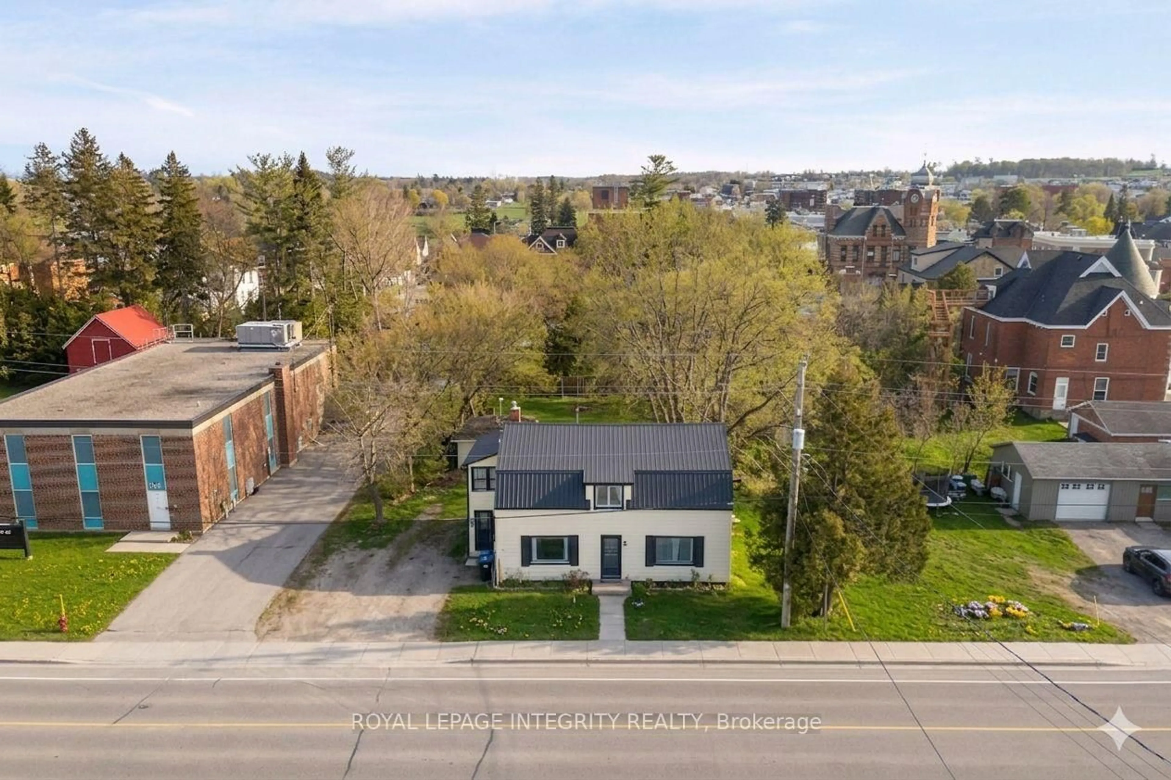 A pic from outside/outdoor area/front of a property/back of a property/a pic from drone, street for 191 BELL St, Arnprior Ontario K7S 2R5