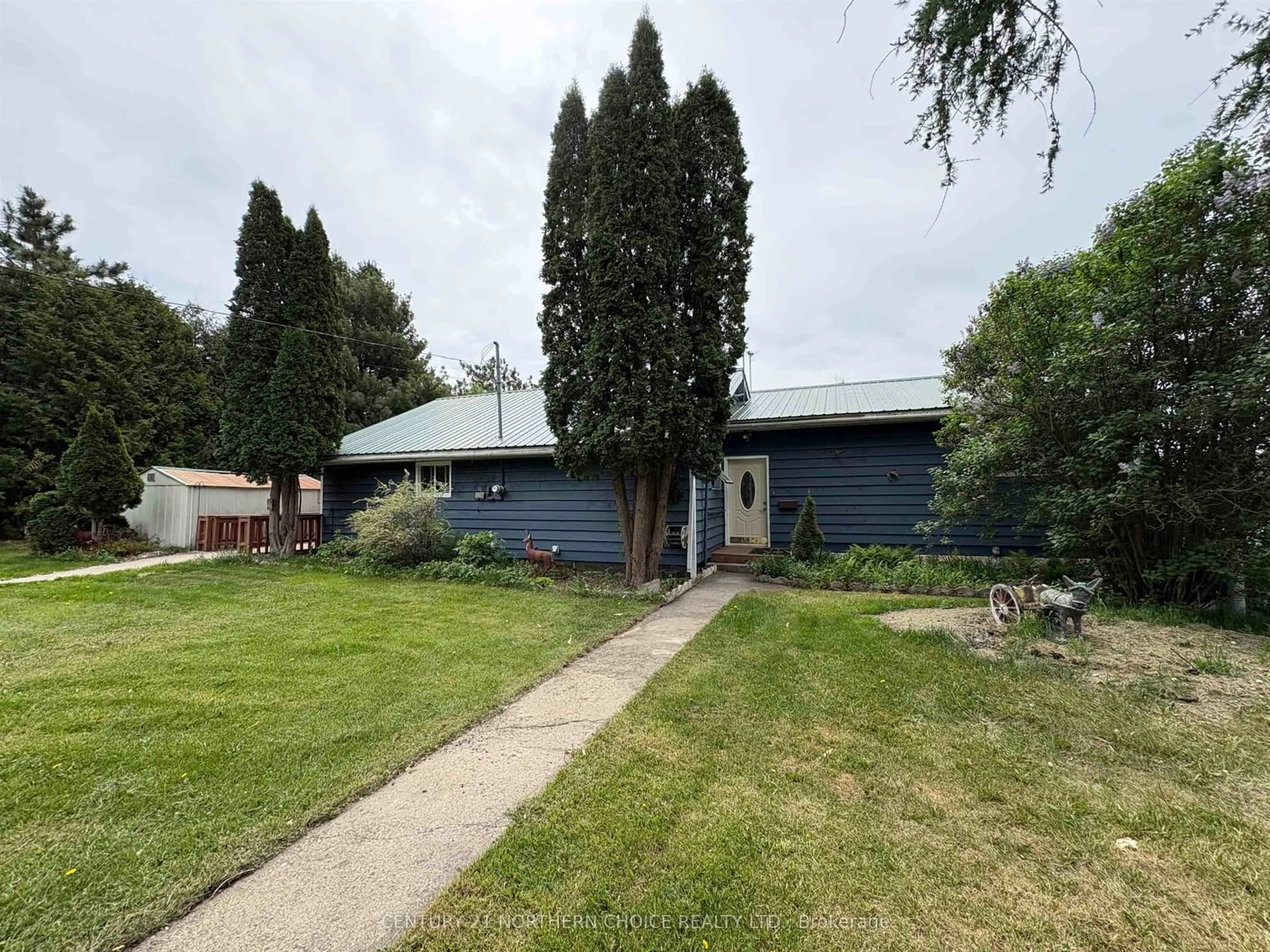 A pic from outside/outdoor area/front of a property/back of a property/a pic from drone, street for 2593 11/71, Rainy River Remote Area Ontario P9A 3M3