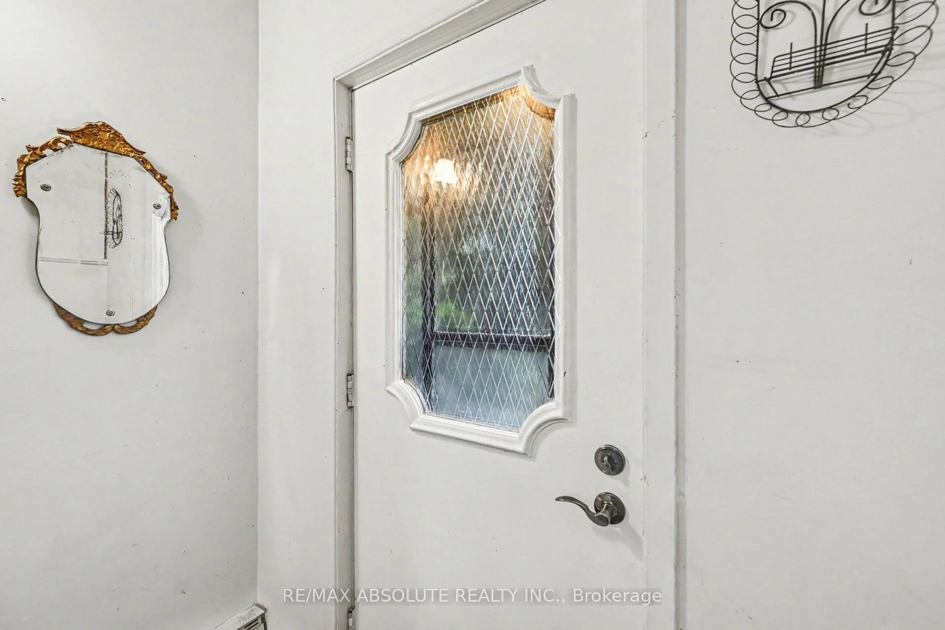 Indoor entryway for 5333 Highway 17, Ottawa Ontario K7S 3G7