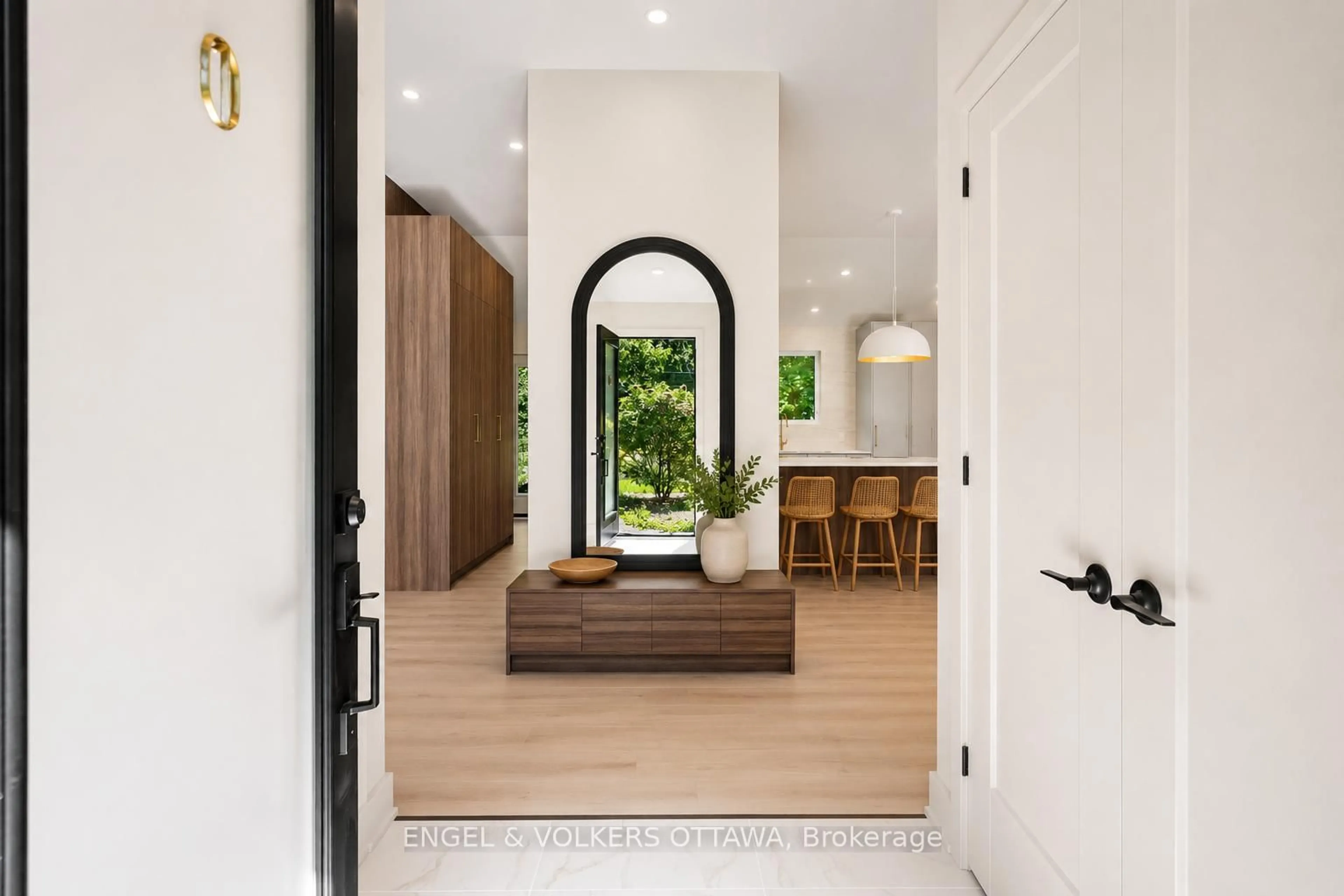 Indoor entryway for 1 Amberly Pl, Ottawa Ontario K1J 7J9