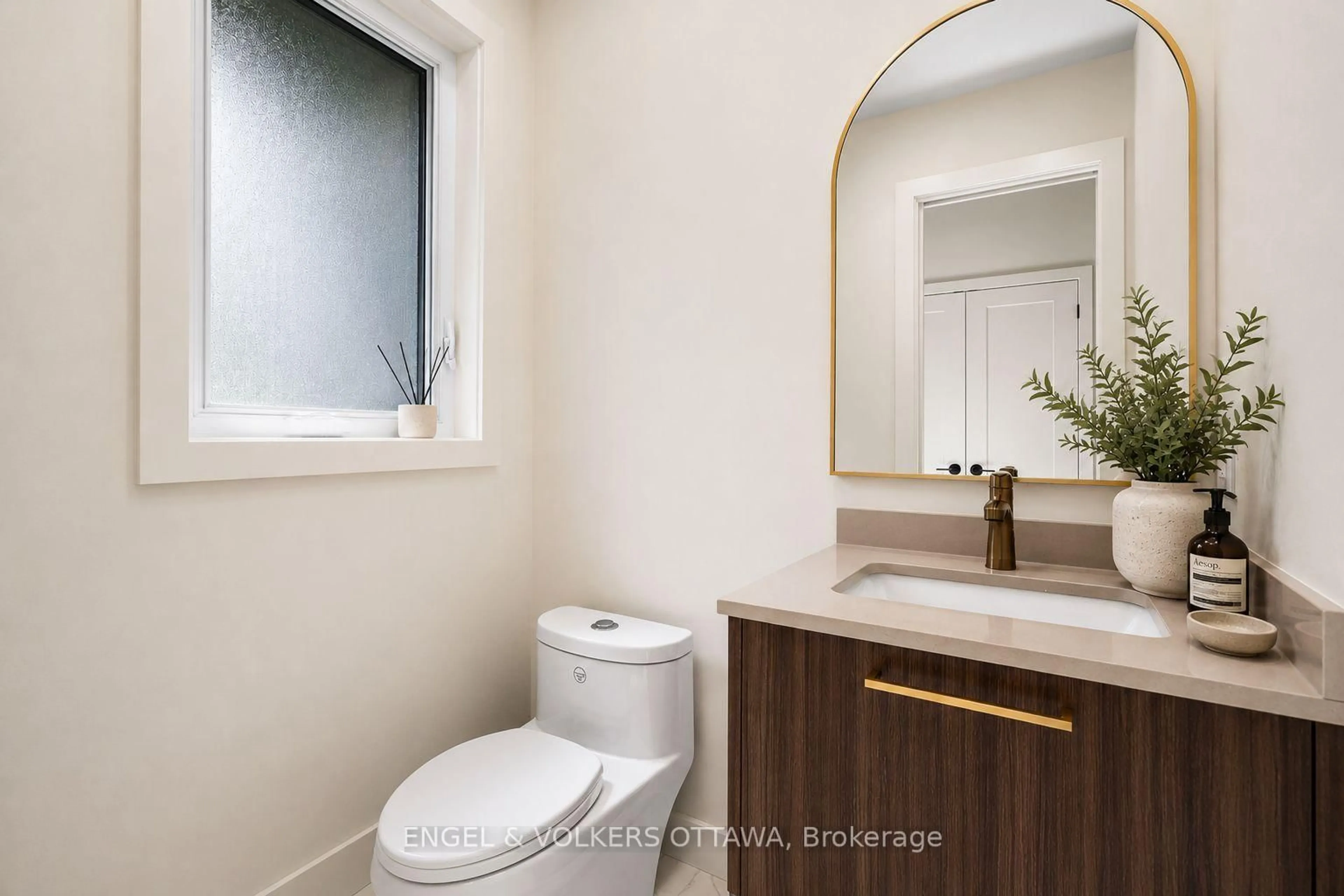 Standard bathroom, ceramic/tile floor for 1 Amberly Pl, Ottawa Ontario K1J 7J9