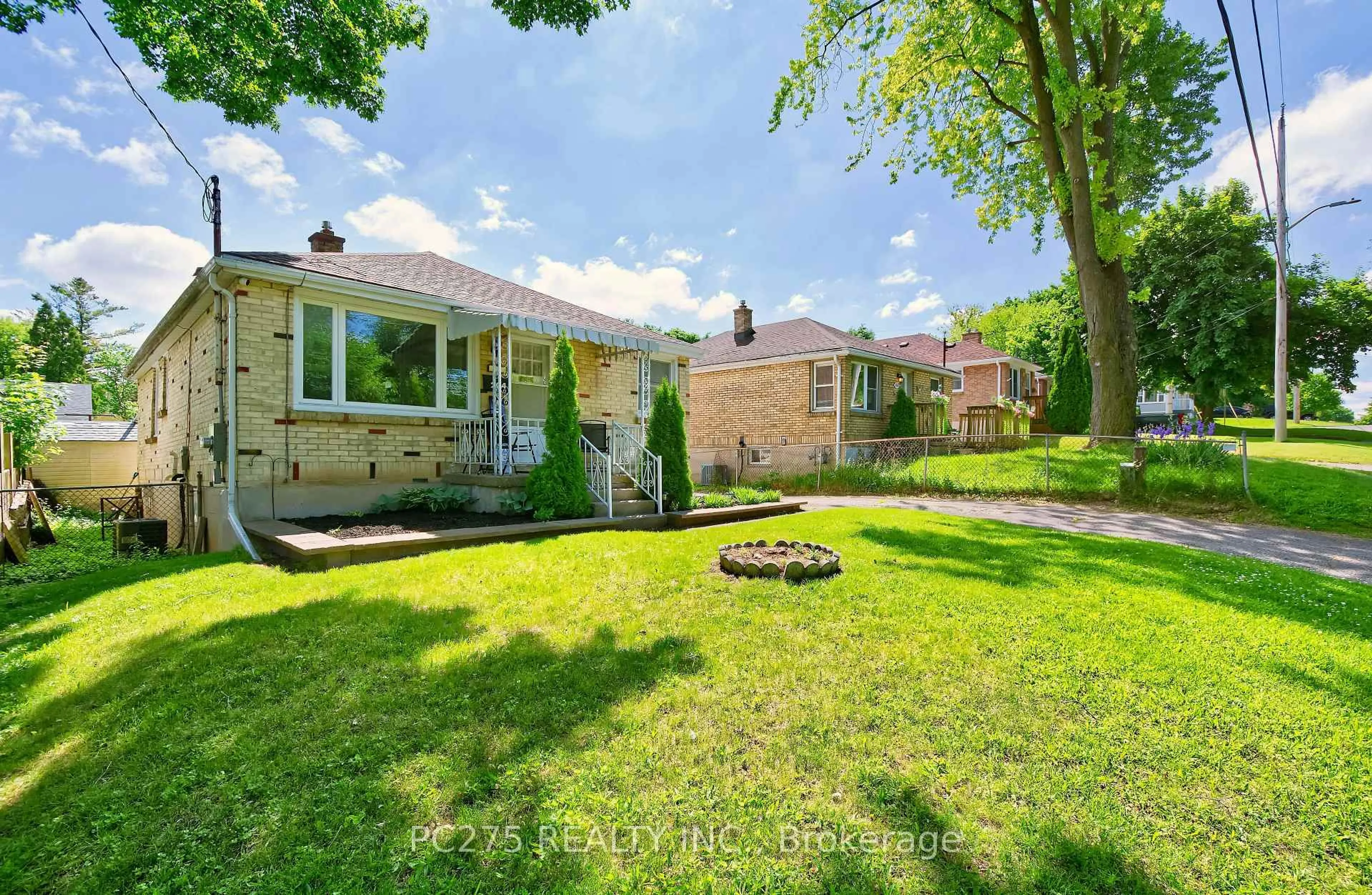 A pic from outside/outdoor area/front of a property/back of a property/a pic from drone, street for 204 Taylor St, London East Ontario N5Y 2J5