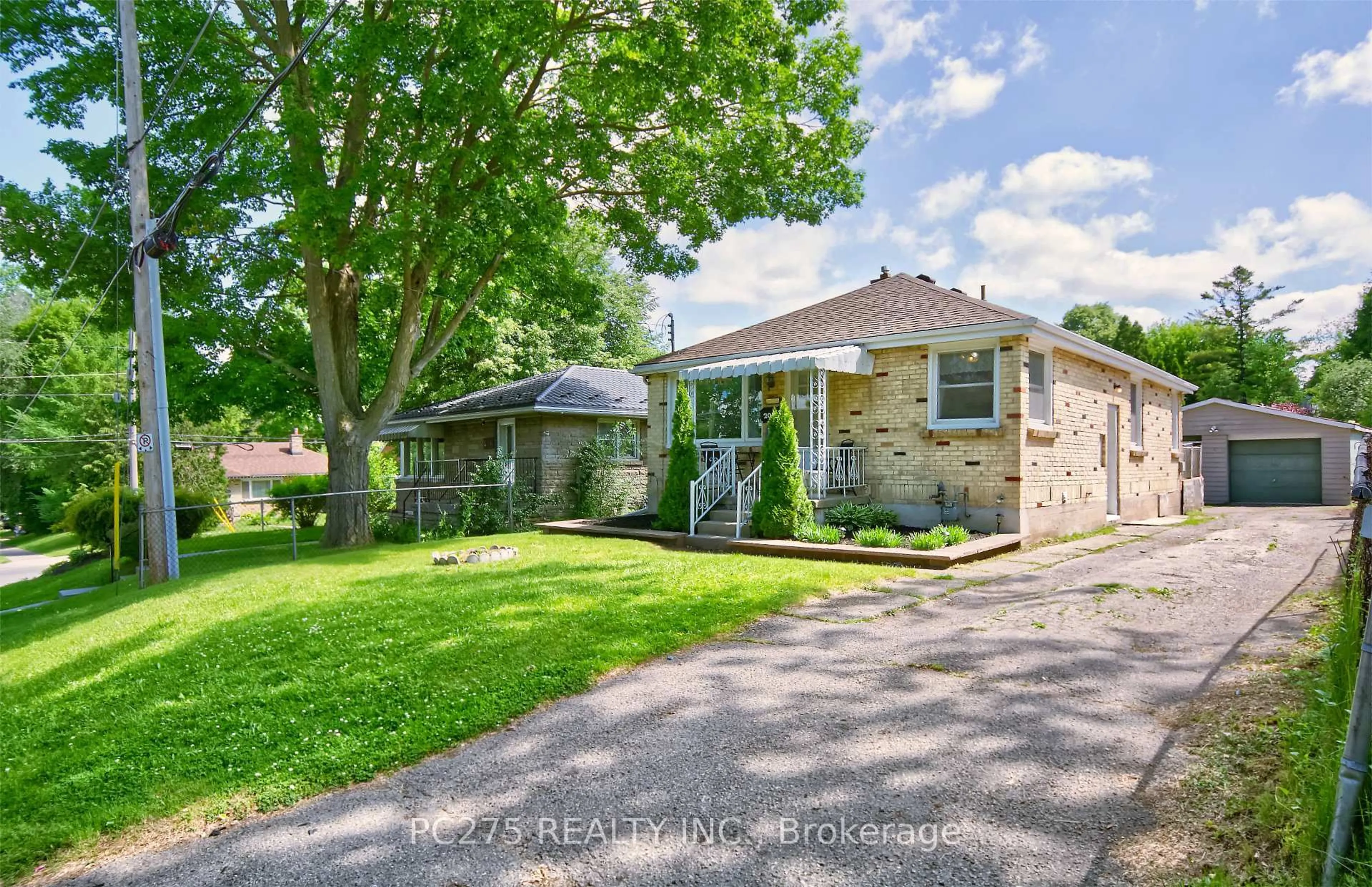 A pic from outside/outdoor area/front of a property/back of a property/a pic from drone, street for 204 Taylor St, London East Ontario N5Y 2J5