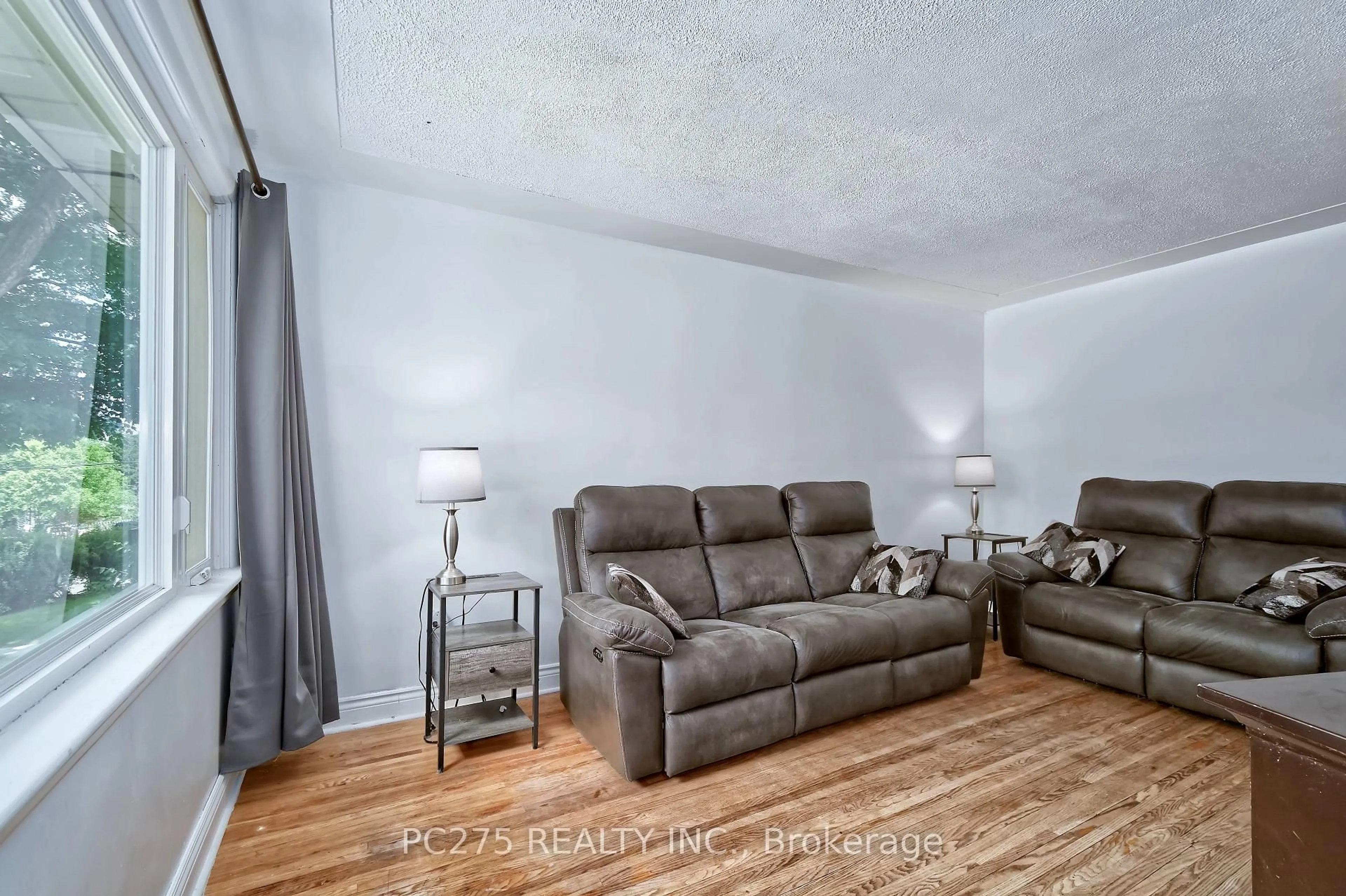 Living room with furniture, unknown for 204 Taylor St, London East Ontario N5Y 2J5