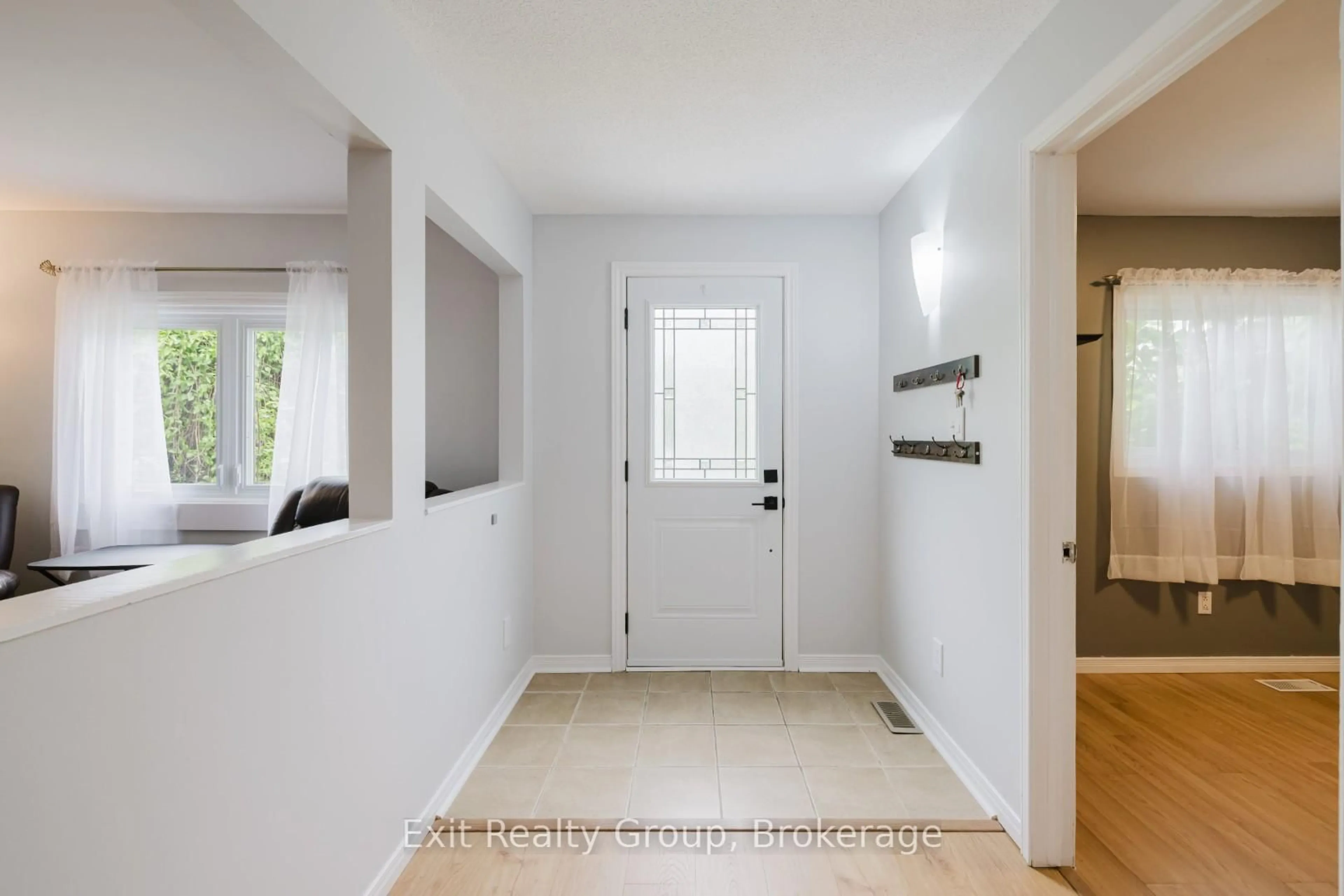 Indoor entryway for 53 Quinte View Dr, Quinte West Ontario K8V 5P5