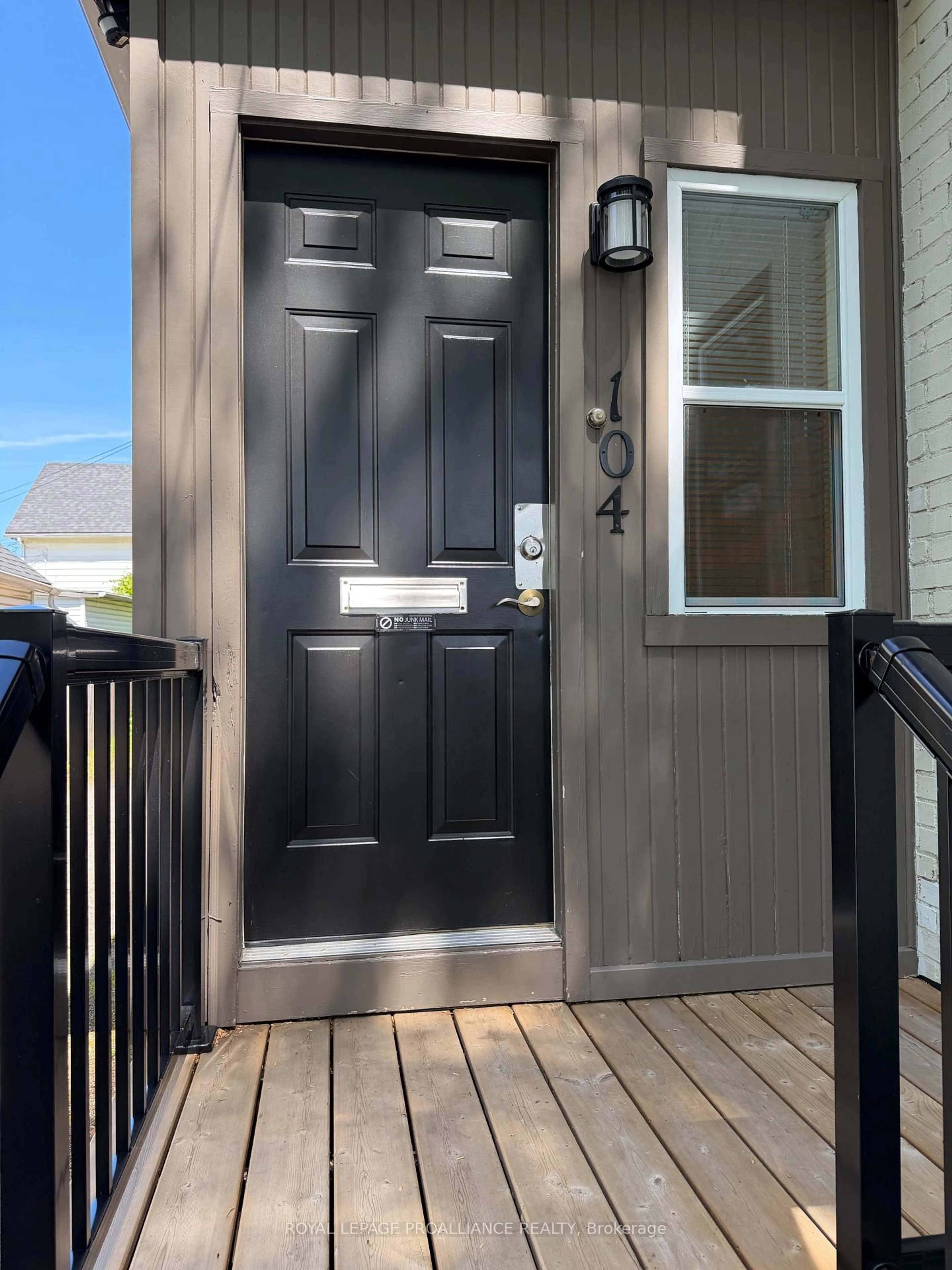 Indoor entryway for 104 JAMES St, Brockville Ontario K6V 4A2
