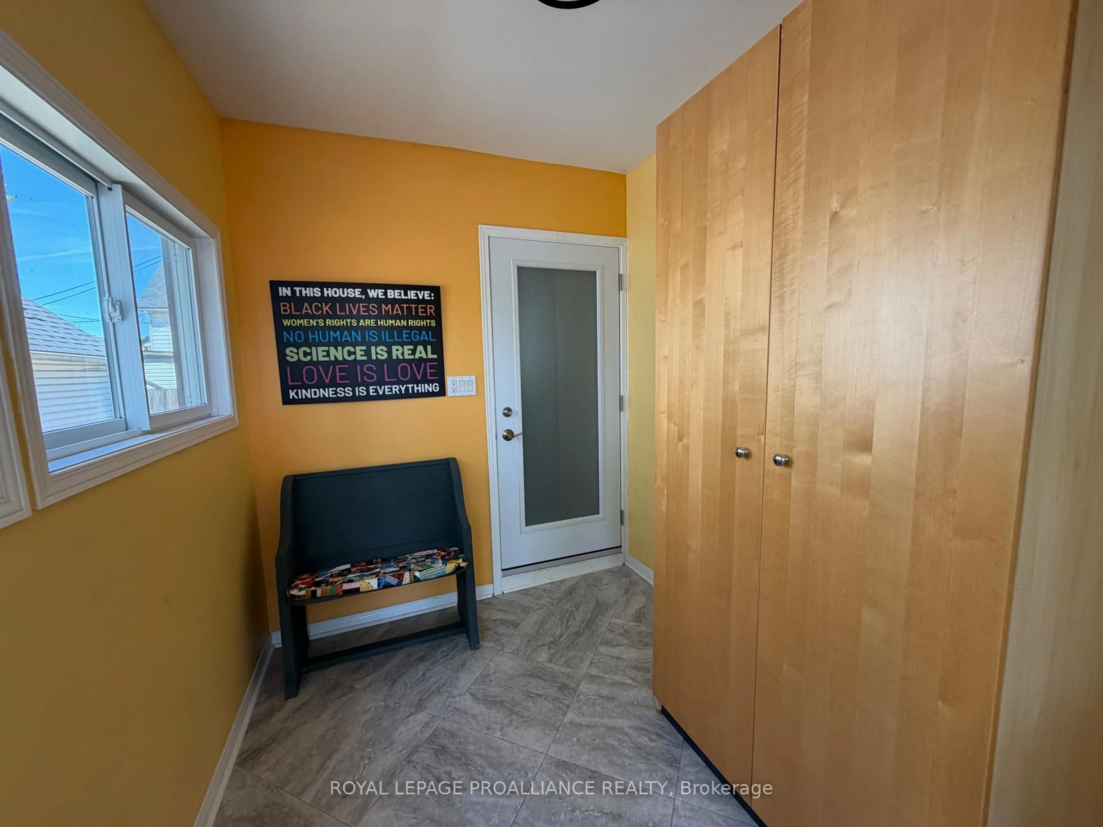 Indoor entryway for 104 JAMES St, Brockville Ontario K6V 4A2