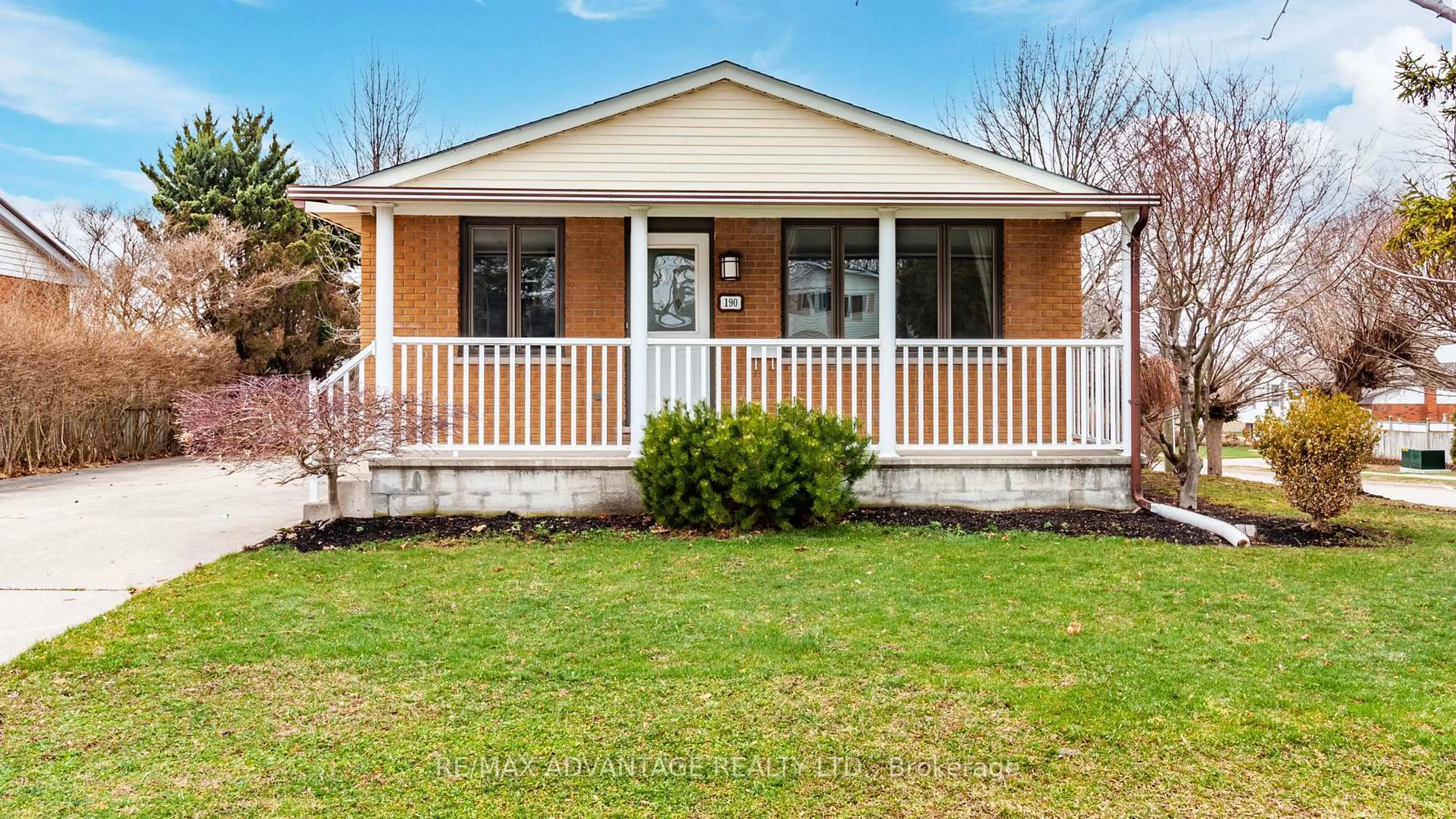 Home with vinyl exterior material, street for 190 Fairview Ave, St. Thomas Ontario N5R 5K4