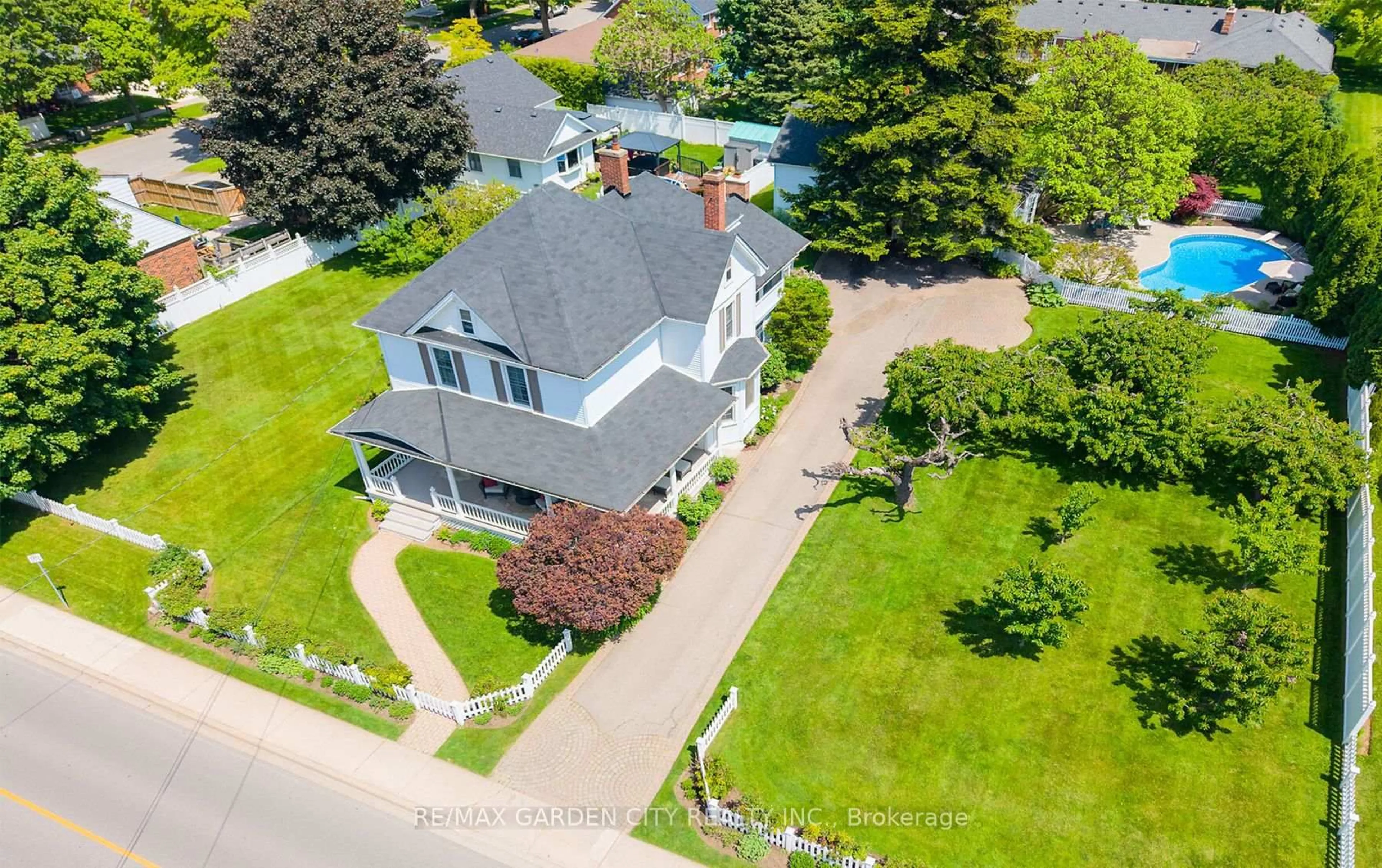 A pic from outside/outdoor area/front of a property/back of a property/a pic from drone, street for 24-26 MAPLE Ave, Grimsby Ontario L3M 3B6